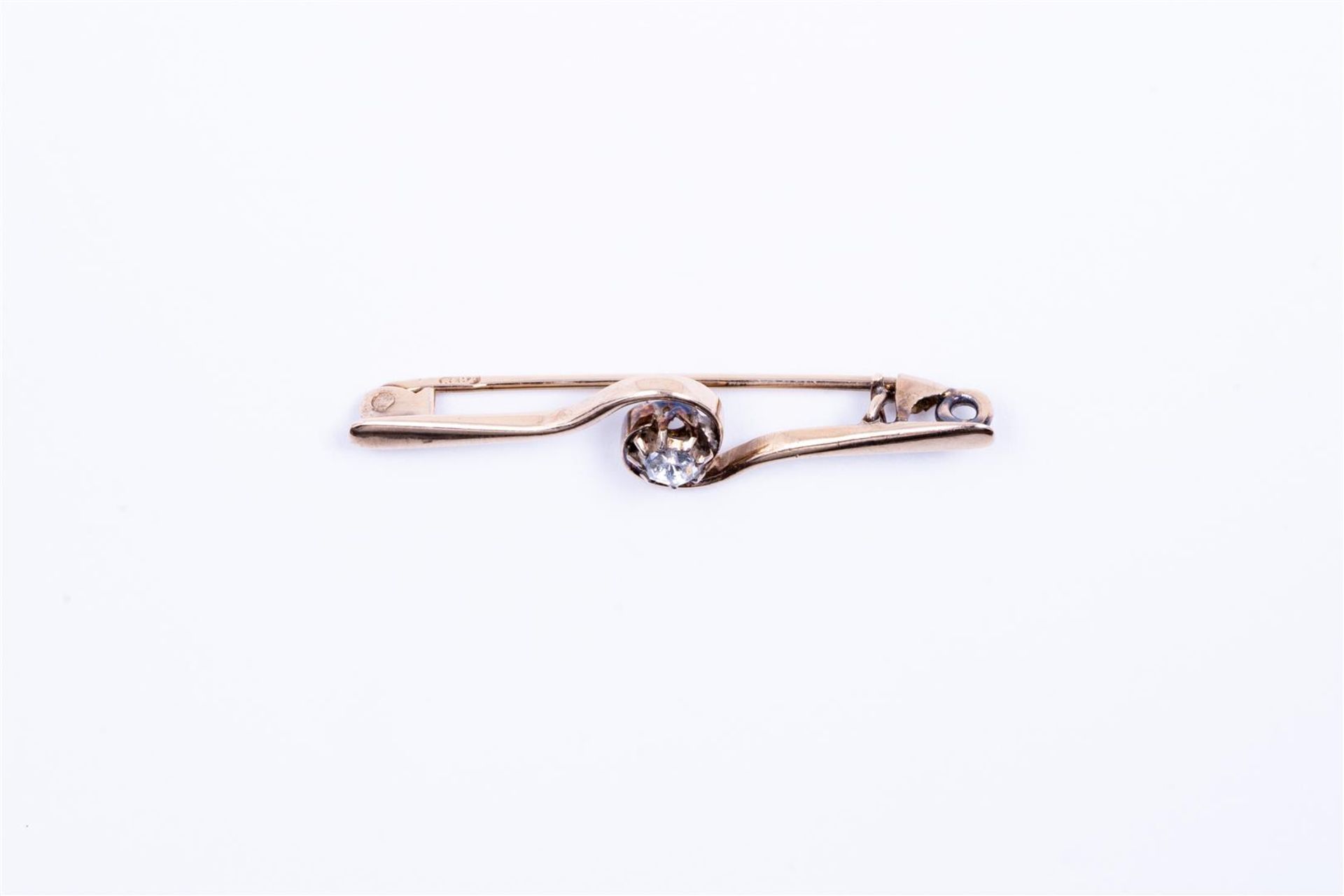 14kt yellow gold pin/brooch set with diamonds.
The brooch/pin is set with 1 rose cut diamond of 0.15