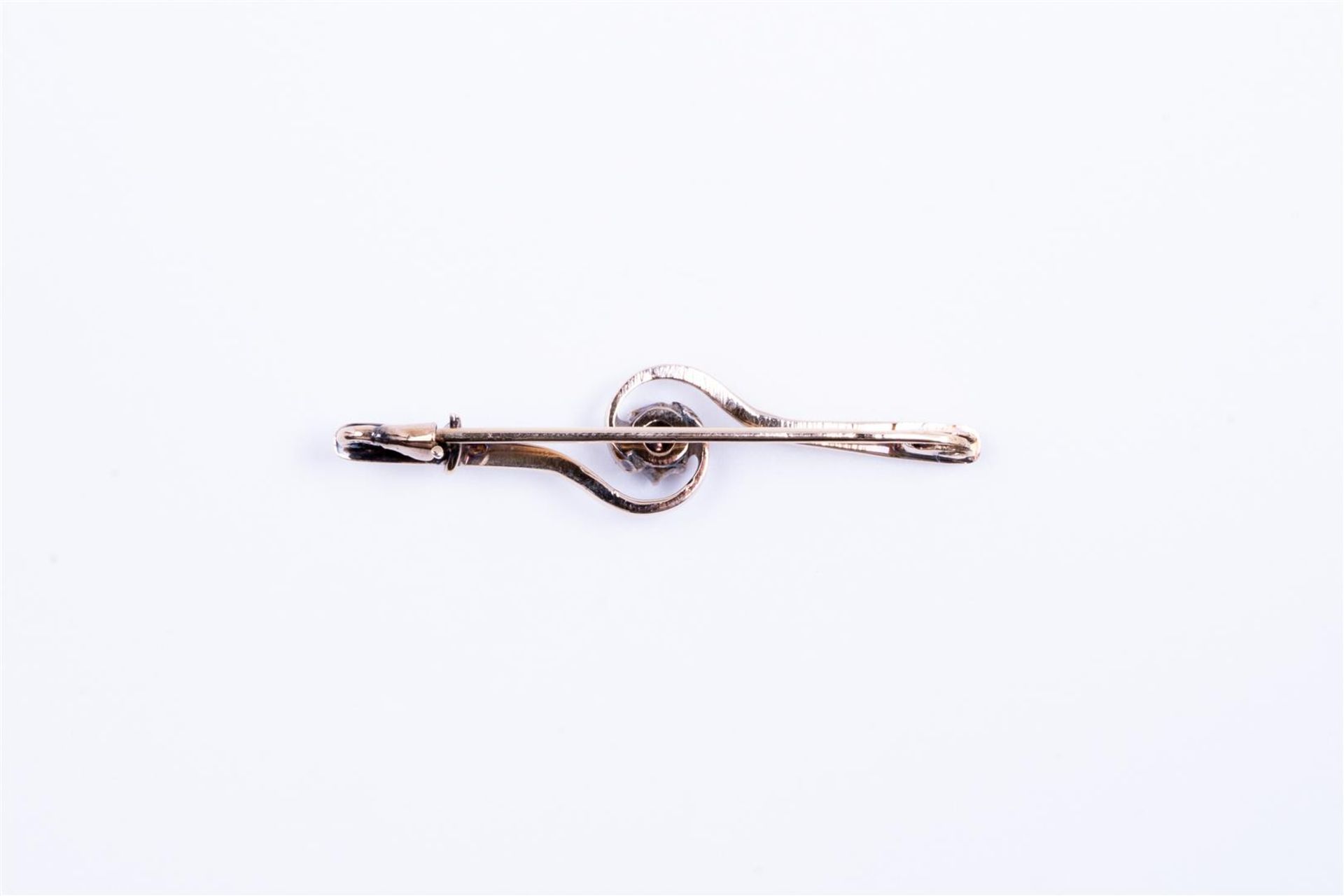 14kt yellow gold pin/brooch set with diamonds.
The brooch/pin is set with 1 rose cut diamond of 0.15 - Bild 3 aus 3