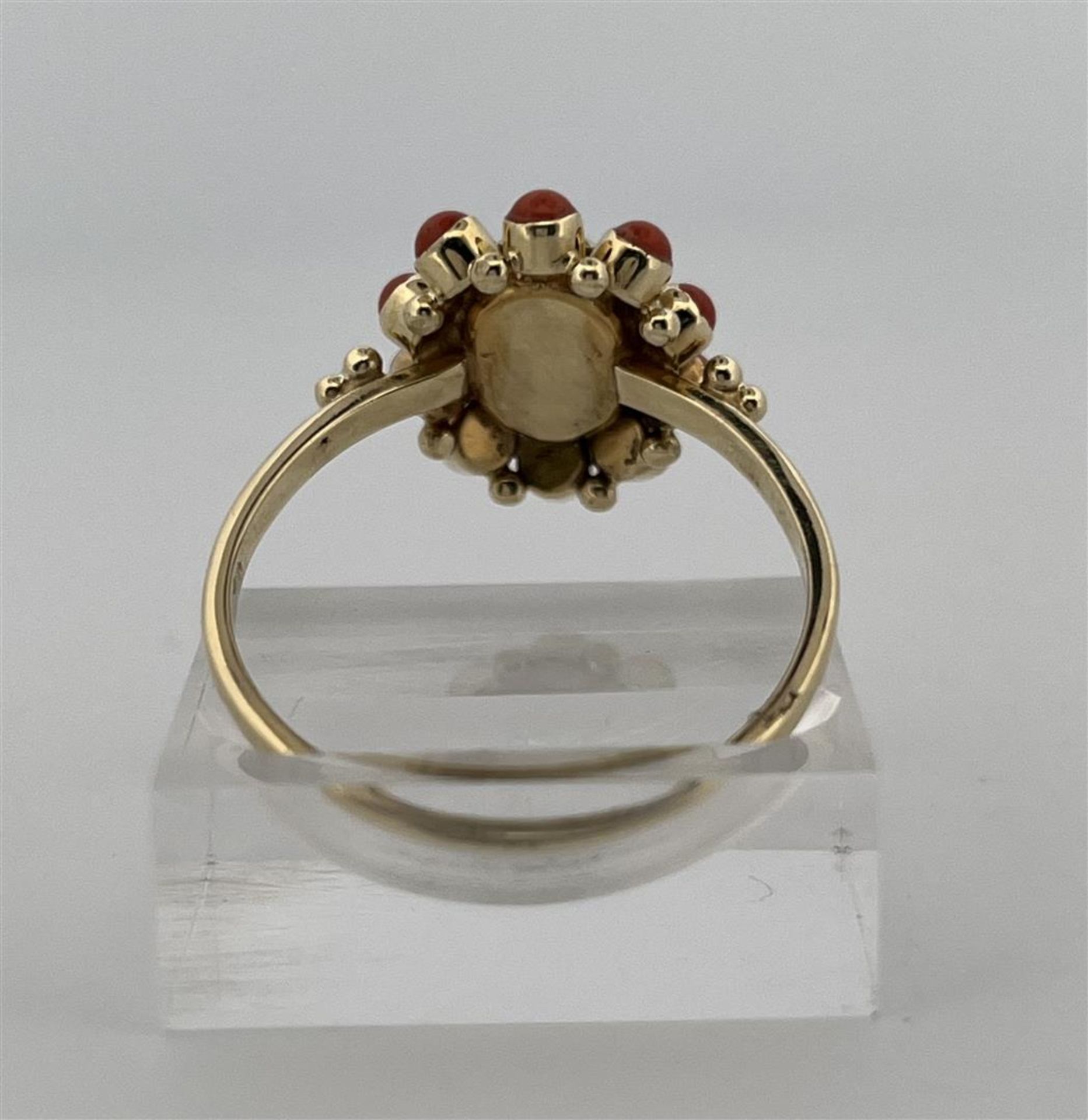 14kt yellow gold rosette ring set with red coral.
The ring is set with 1 central oval cabochon cut r - Image 5 of 7