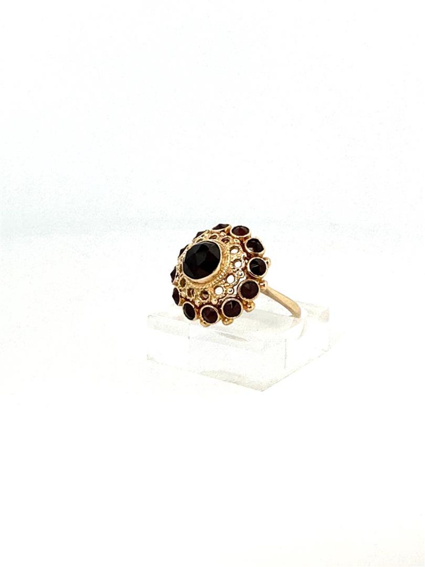 14kt yellow gold rosette ring set with garnet.
The ring is set with 1 central stone, rose cut of app - Image 2 of 4