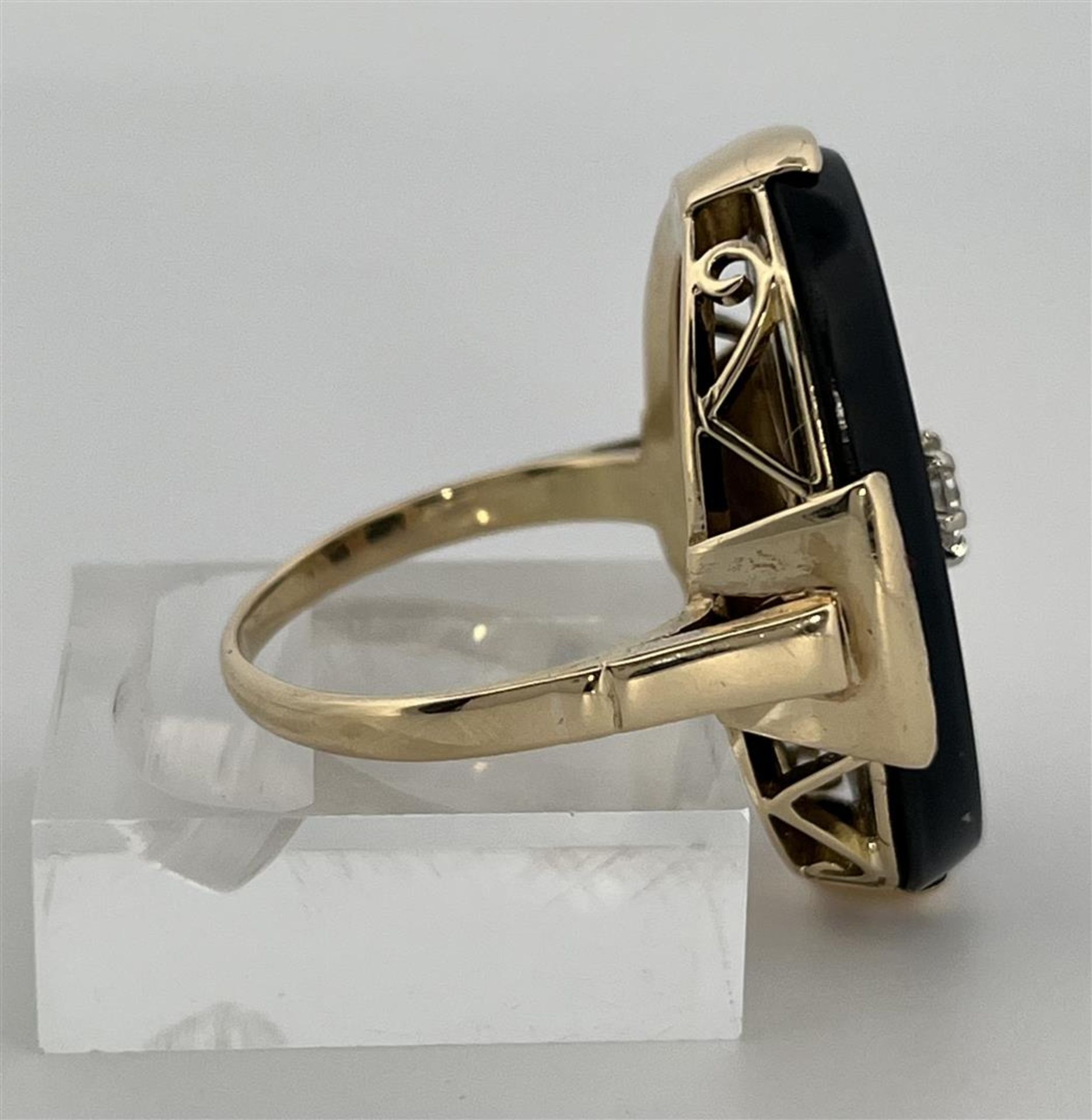 14kt Yellow gold ring set with onyx and diamonds.
The ring has a high openwork edge with a set onyx  - Image 3 of 8
