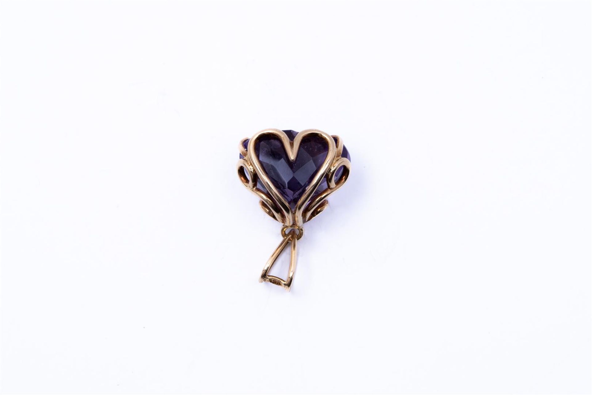 18kt Yellow gold pendant set with imitation amethyst, cut in a heart cut. 
Weight: 4.7 grams
Stone d - Bild 2 aus 2