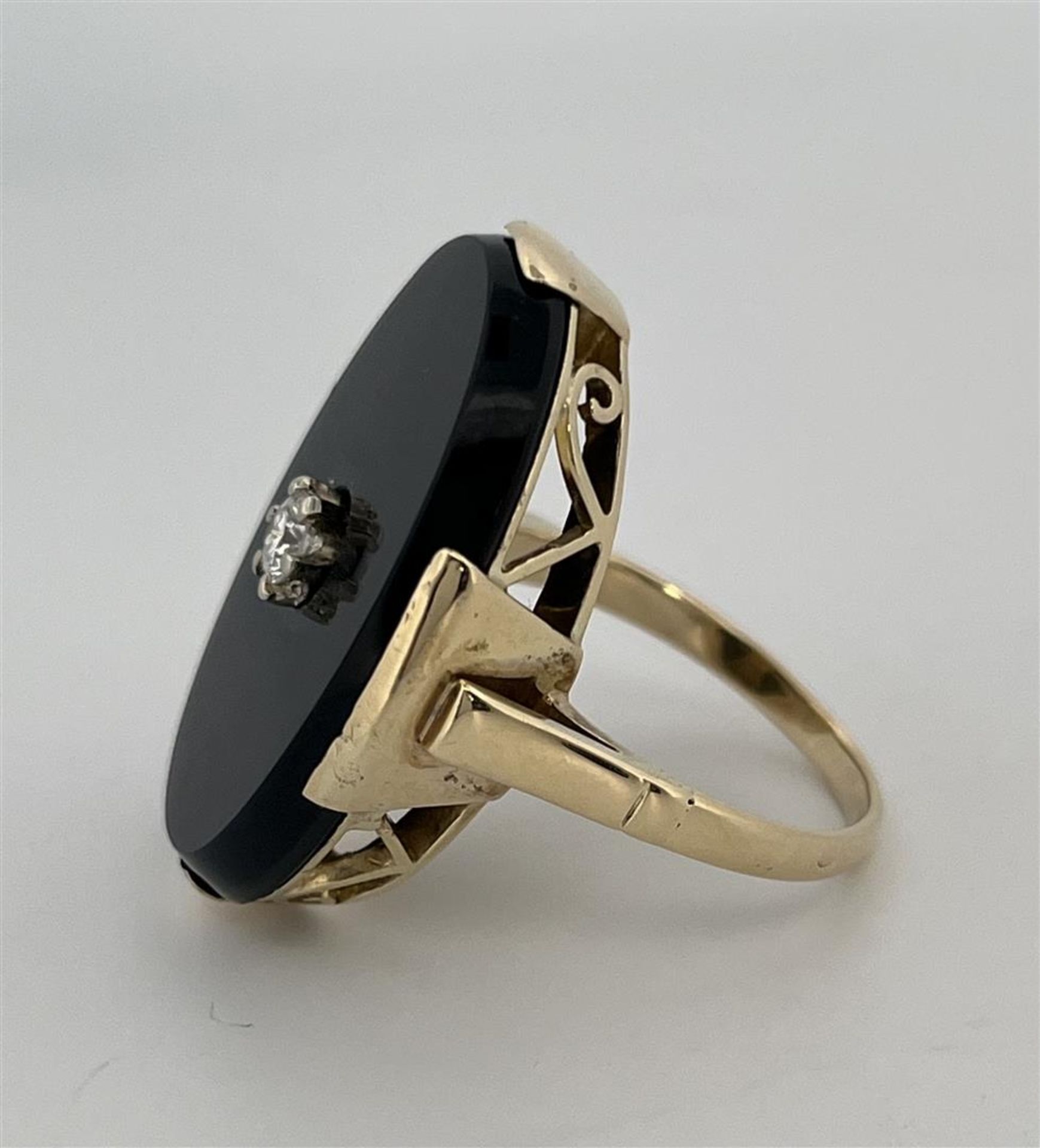 14kt Yellow gold ring set with onyx and diamonds.
The ring has a high openwork edge with a set onyx  - Image 7 of 8