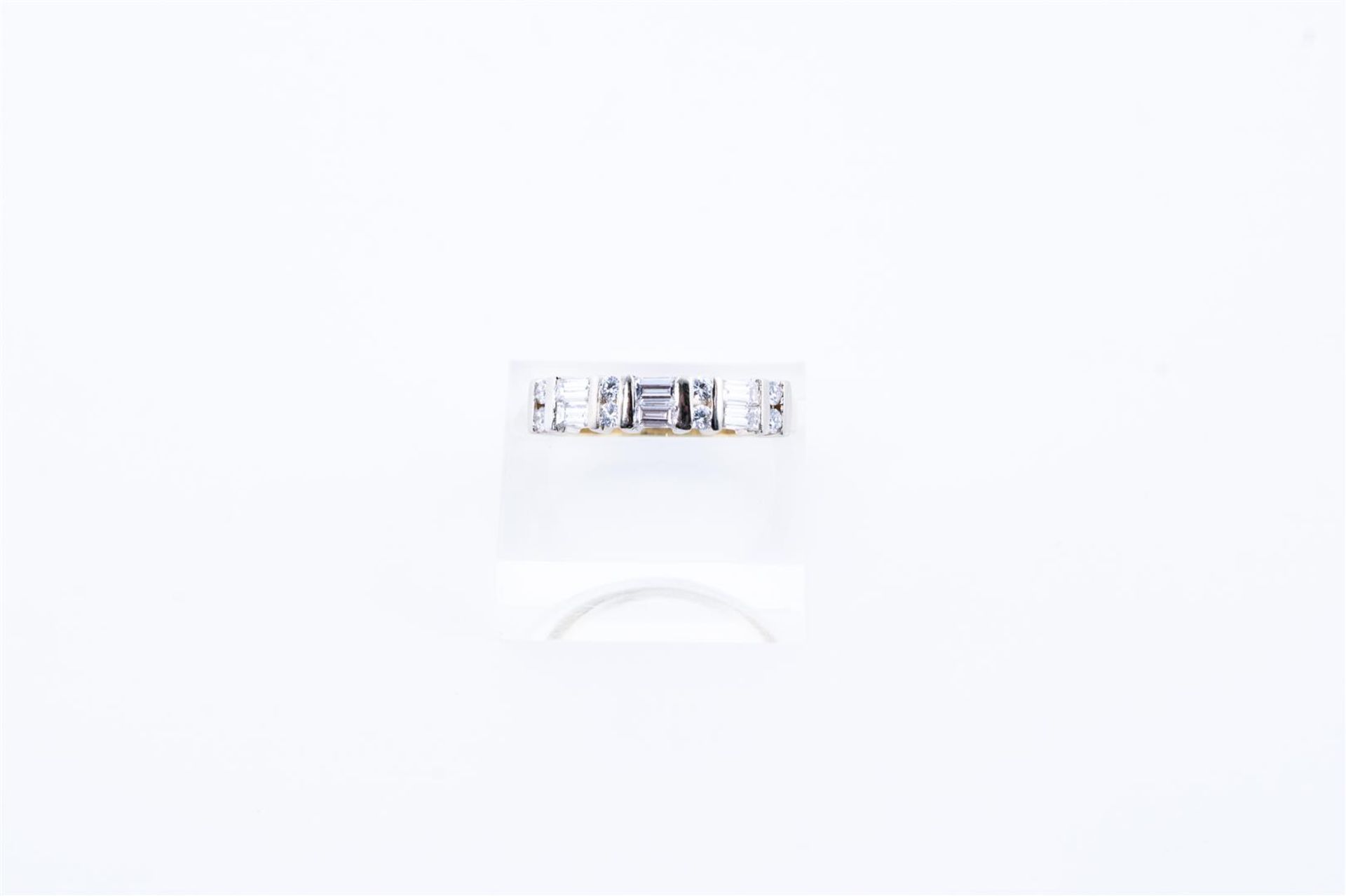 14kt bicolor gold row ring set with diamonds.
The ring is set with 8 brilliant cut diamonds of appro - Bild 2 aus 4