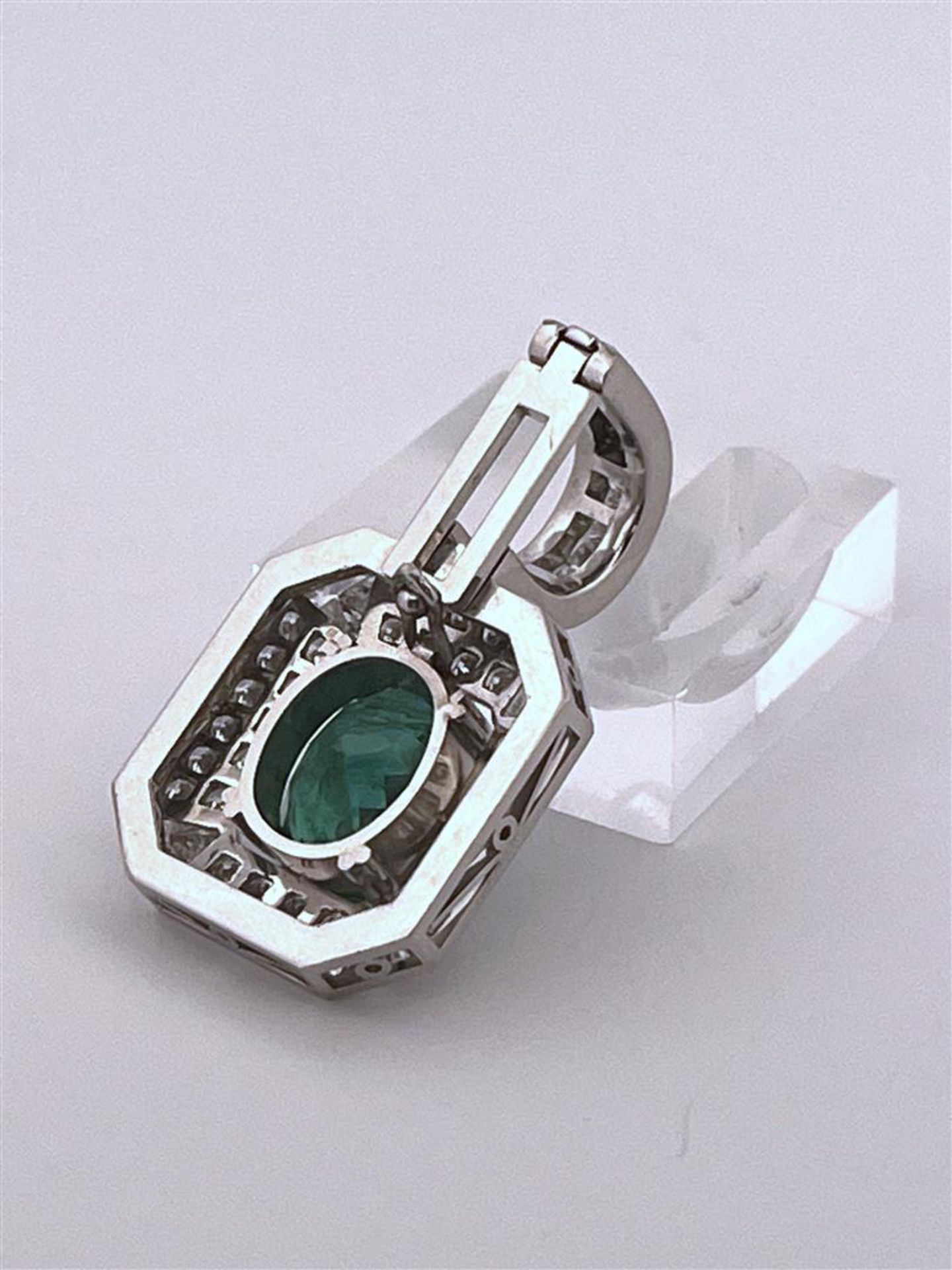 14kt white gold "art deco" pendant set with diamond and emerald.
This beautiful pendant is openwork  - Image 5 of 5