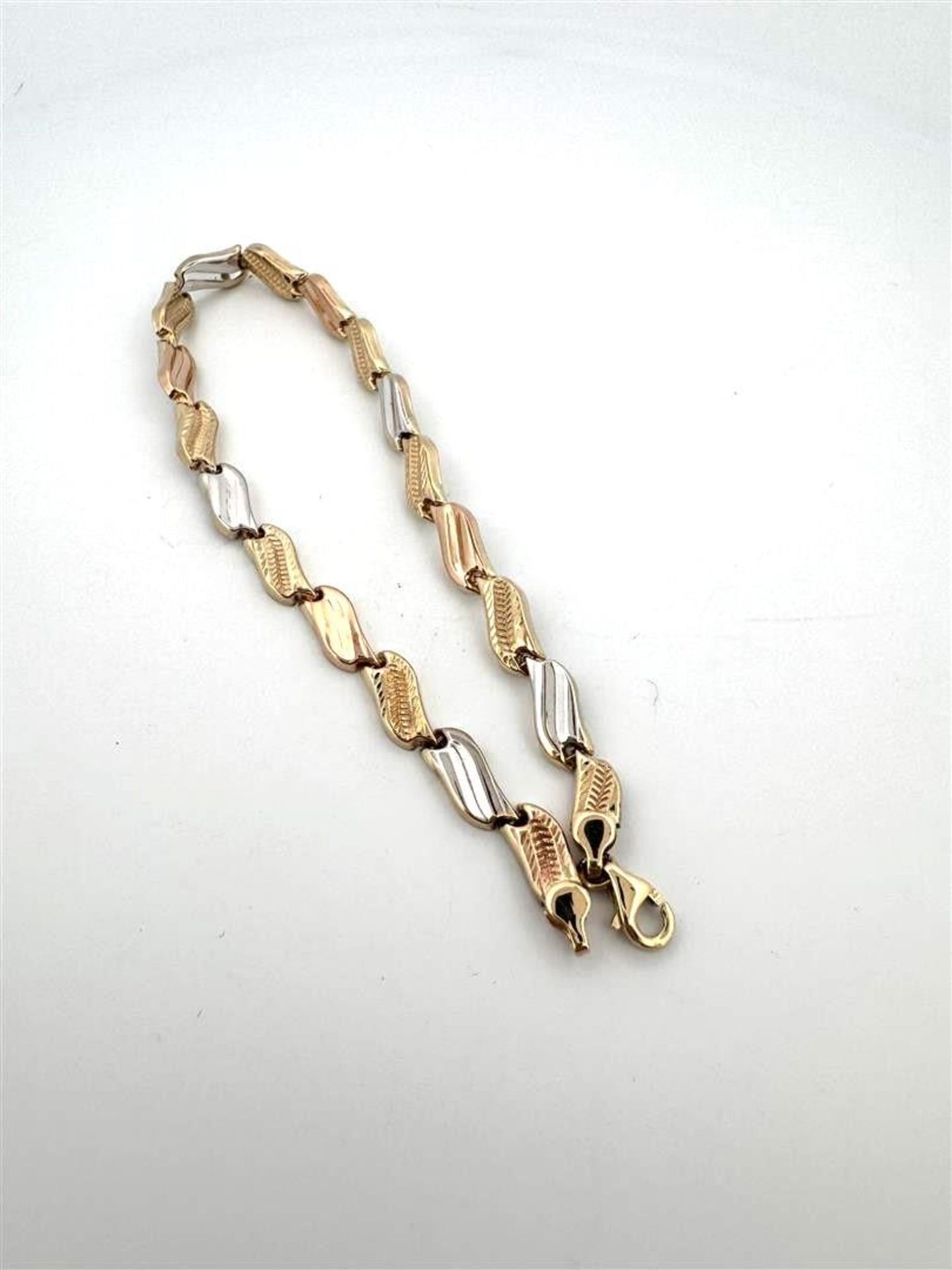 14kt tricolor gold fantasy link bracelet.
The bracelet has a beautiful fanatic link in the shape of  - Bild 2 aus 2