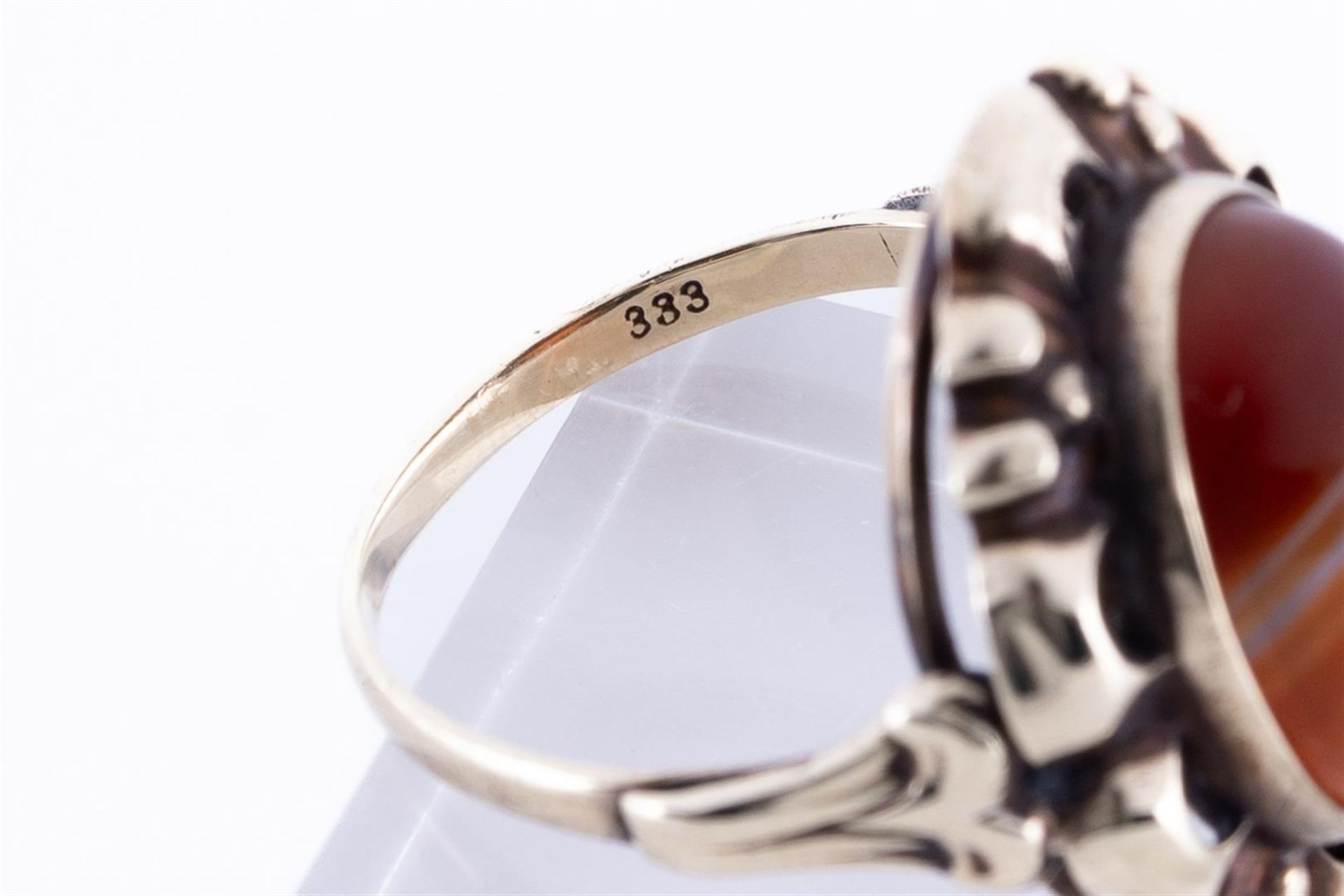 9kt Yellow gold ring with beautiful openwork edge, the ring is set with a single agate gemstone. The - Image 4 of 4