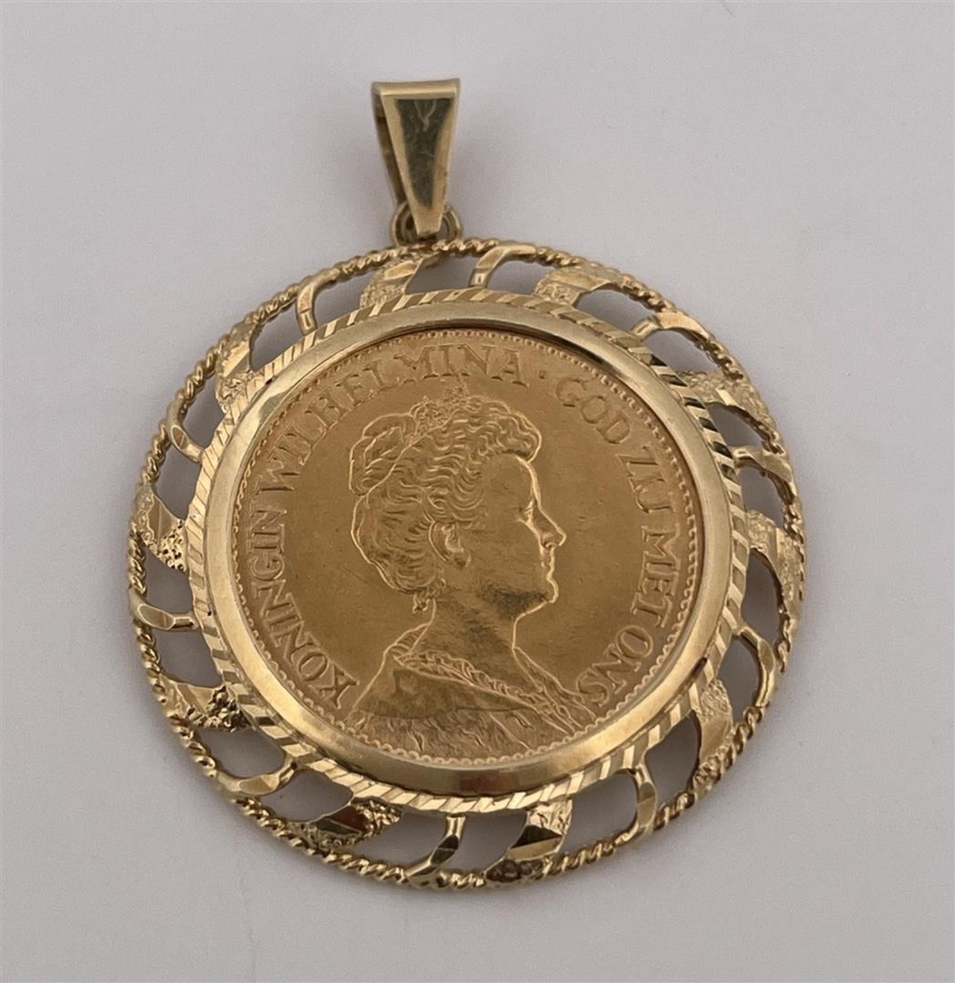 14kt yellow gold coin pendant with Kon. Wilhelmina 1913.
Nice coin pendant with twisted and openwork - Image 2 of 4