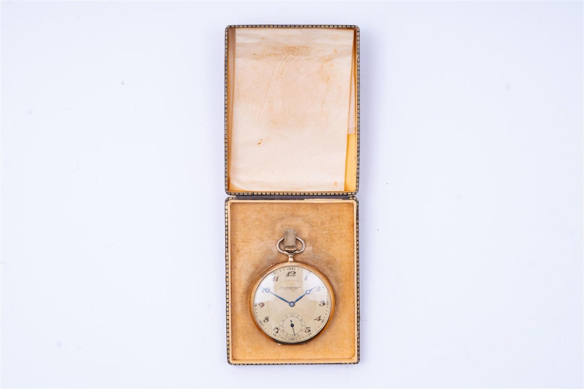 14kt yellow gold pocket watch from the brand A.D. Overstraf Rotterdam.
The watch has been offered in - Bild 3 aus 4