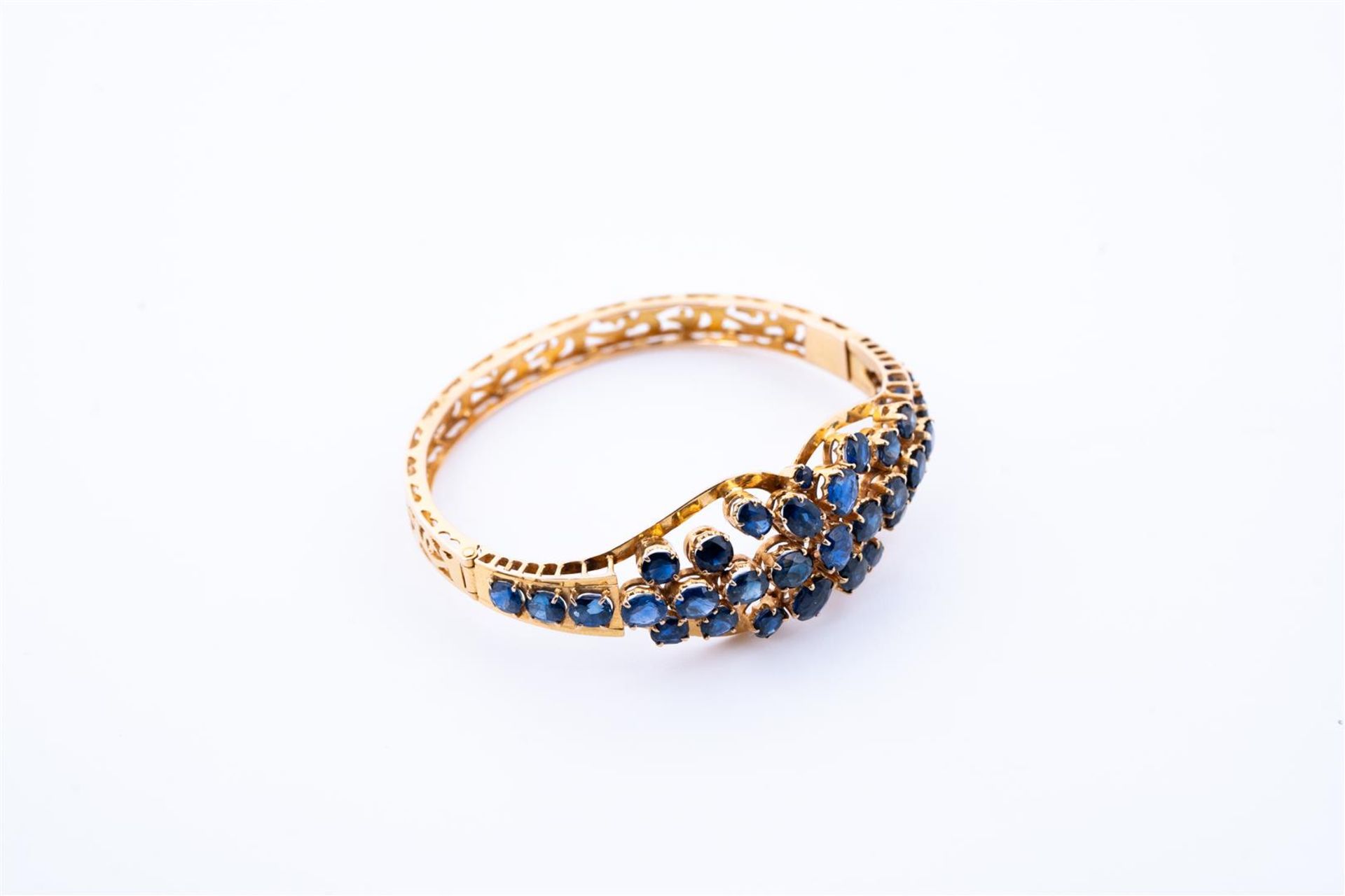 18kt Yellow gold cluster bracelet set with 33 blue sapphires. The bracelet has a beautiful openwork  - Bild 4 aus 6