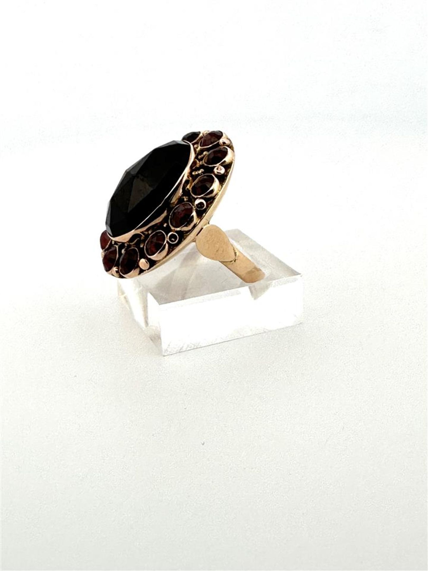 14kt yellow gold cocktail ring set with garnet.
The ring is set with 1 oval rose cut garnet measurin - Bild 3 aus 5