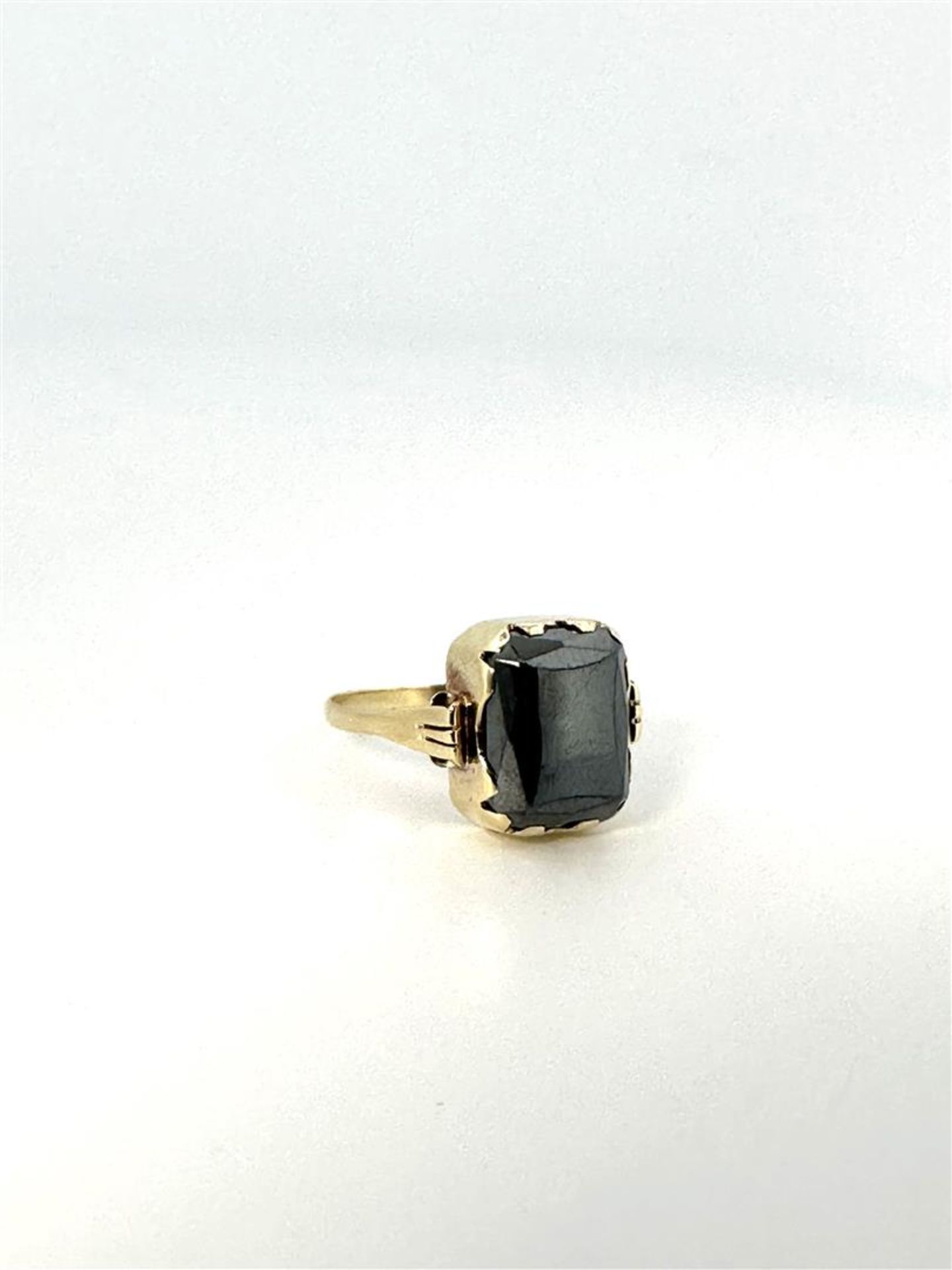 14kt yellow gold ring set with hematite.
The ring features a fantasy scissor cut hematite gemstone.  - Bild 5 aus 6