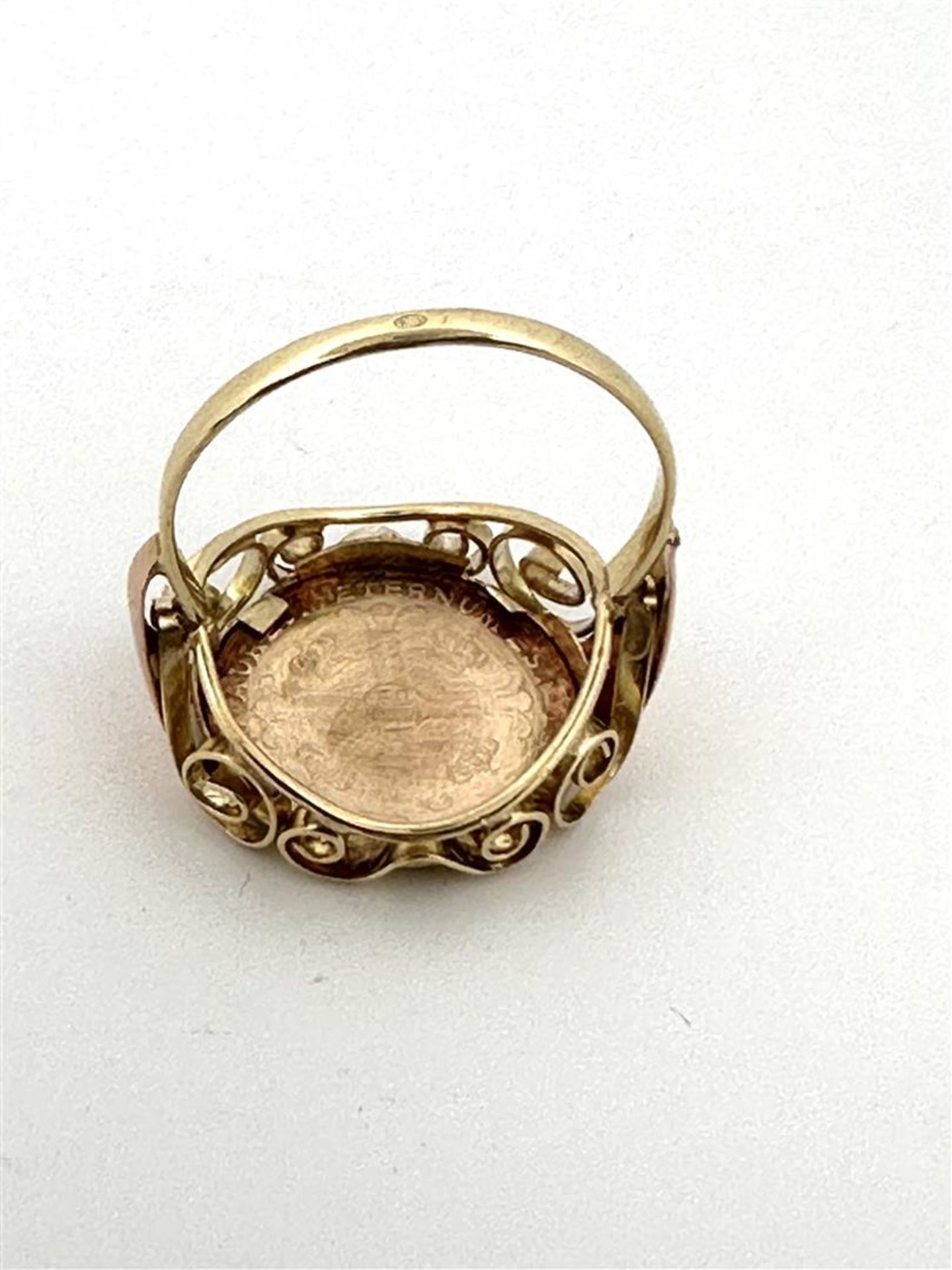 14kt yellow gold American signet ring with coin. 
The coin depicts John Fitzgerald Kennedy. 1961-196 - Image 5 of 5