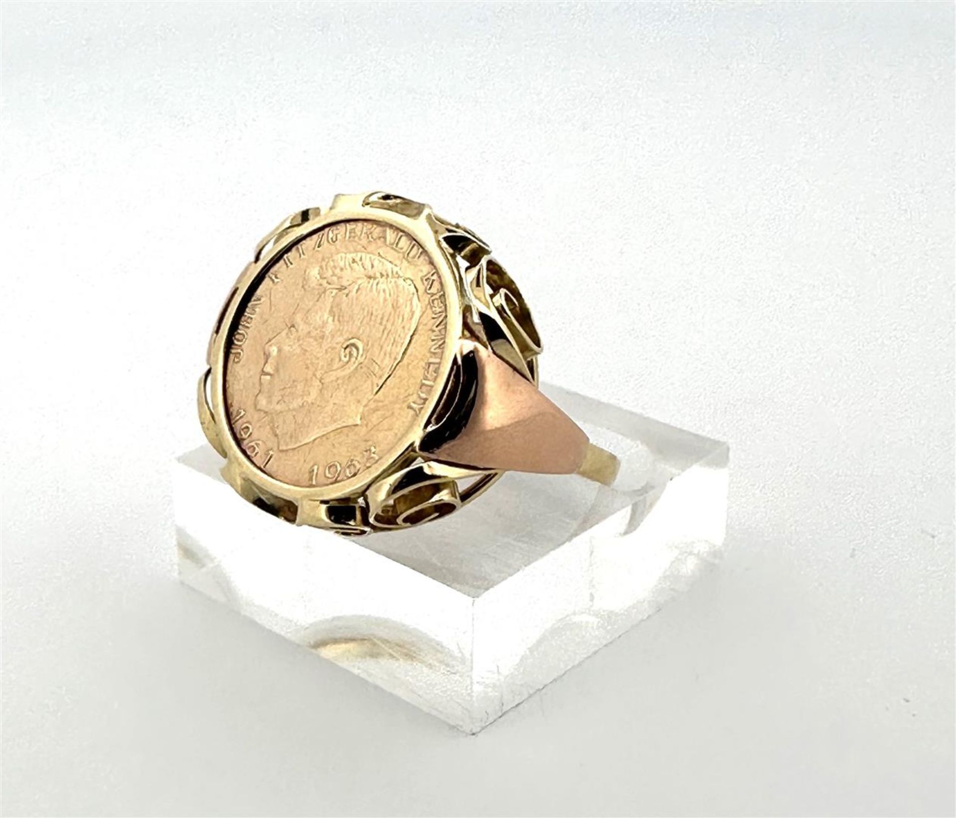 14kt yellow gold American signet ring with coin. 
The coin depicts John Fitzgerald Kennedy. 1961-196