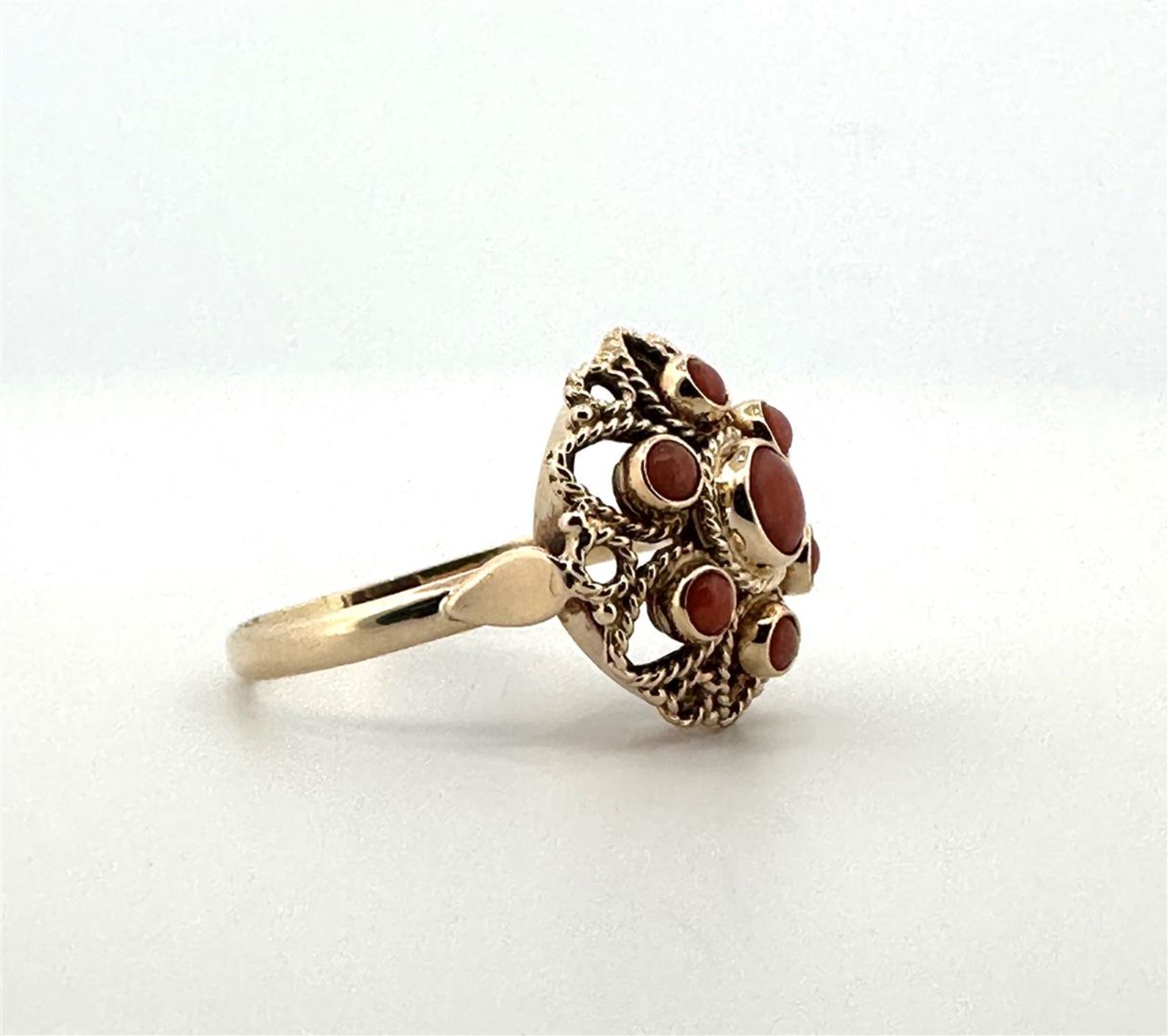 14kt rose gold rosette ring set with red coral.
The ring is gracefully finished with twisted wire an - Bild 4 aus 5