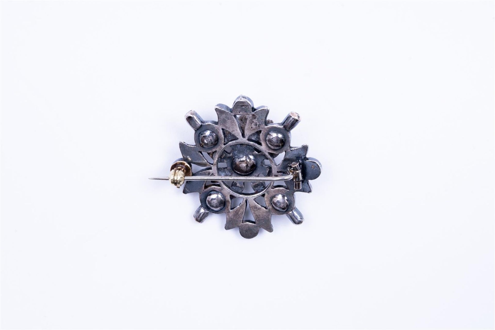 Silver brooch set with rough diamonds. 
Diamond quality P3 Colour: dark gray
Weight 10.8 grams.
 Hal - Bild 2 aus 2