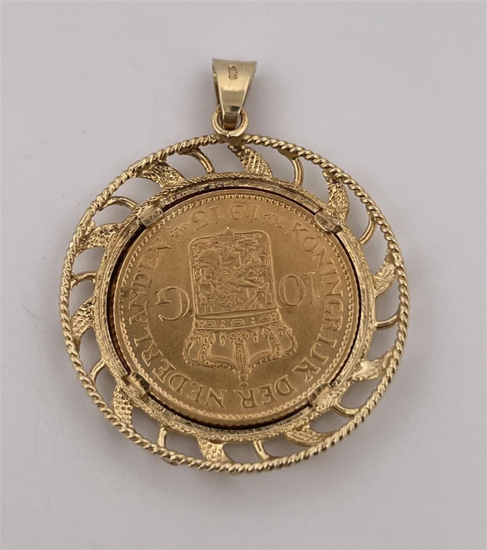 14kt yellow gold coin pendant with Kon. Wilhelmina 1913.
Nice coin pendant with twisted and openwork - Image 3 of 4