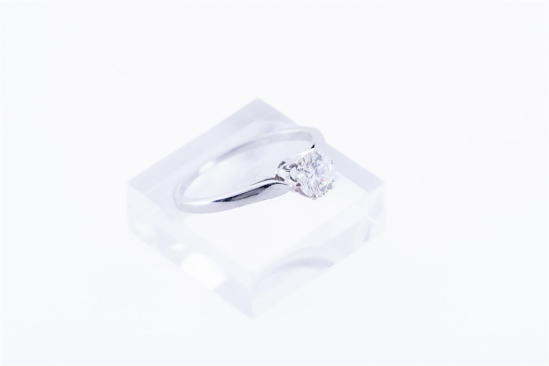 18kt white gold solitaire ring set with one brilliant cut diamond of approx. 0.50ct. 
Diamond qualit
