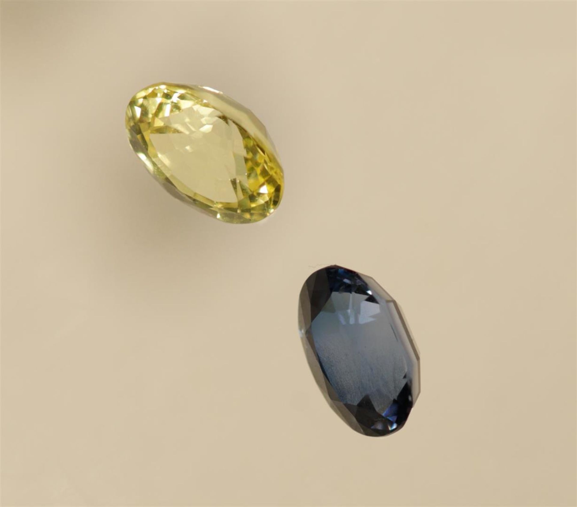 A lot consisting of a blue sapphire 1.80 ct. and a lemon sapphire 2.00 ct. 
This lot with 1 oval cut