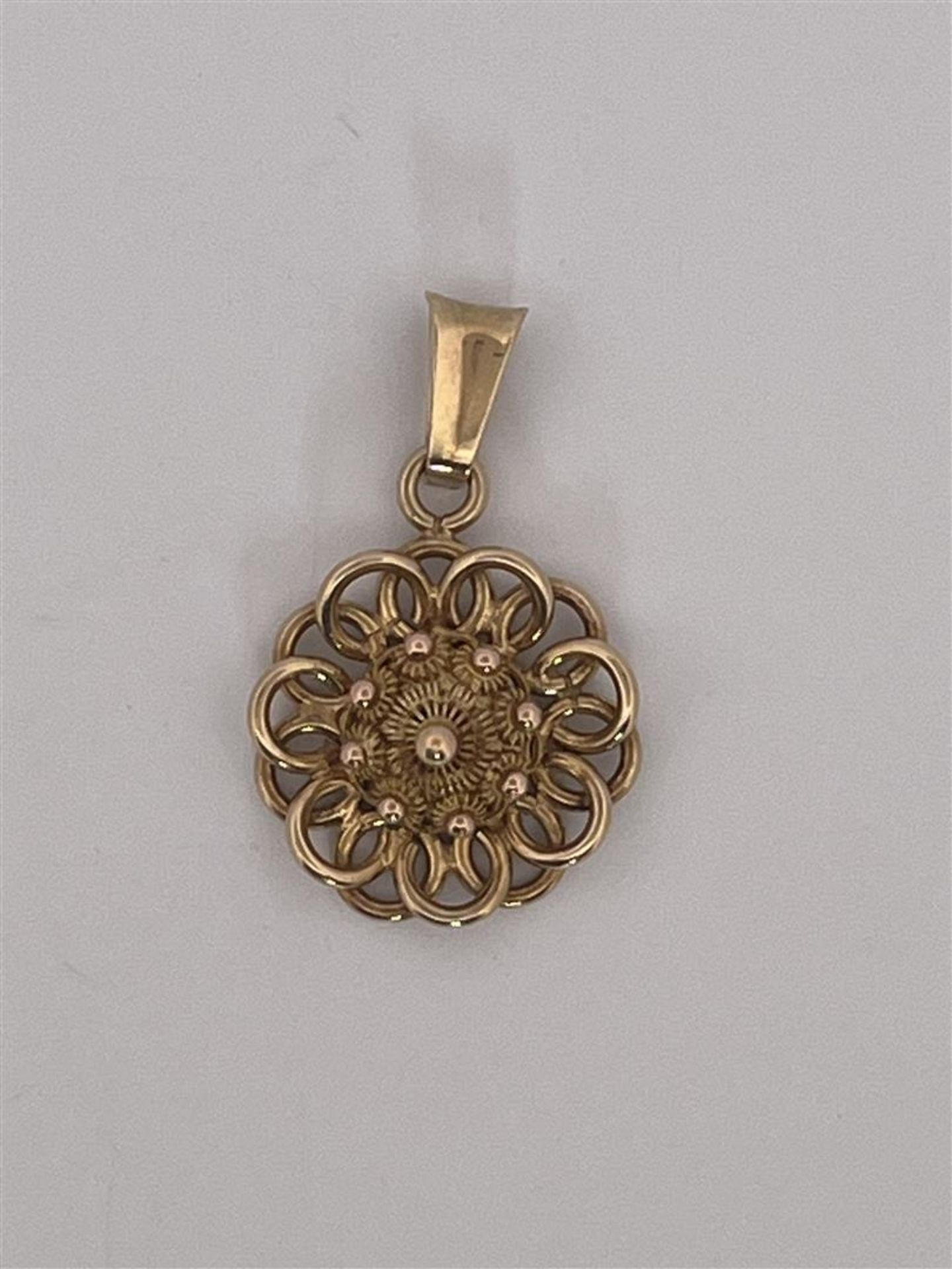 14kt yellow gold Zeeland button pendant.
Weight: 2.8 grams.
Dimensions: 27.5mm x 17.2mm.