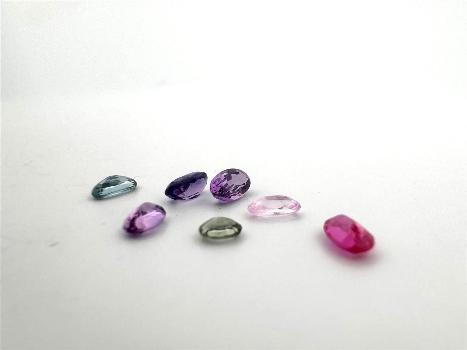 A lot of various small gemstones (7) consisting of: Aquamarine, elbaite tourmaline, synthetic ruby a