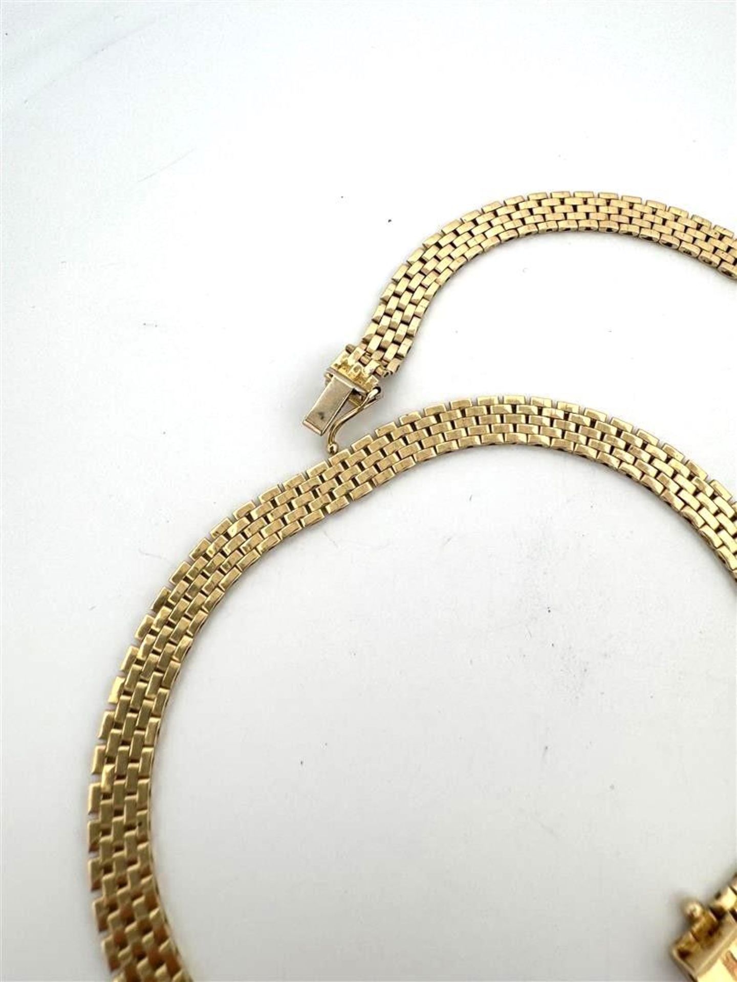 14kt yellow gold Rolex link necklace.
Length: 45 cm
Link width: 6.2 mm
Weight: 22.1 grams
Inspection - Image 2 of 3
