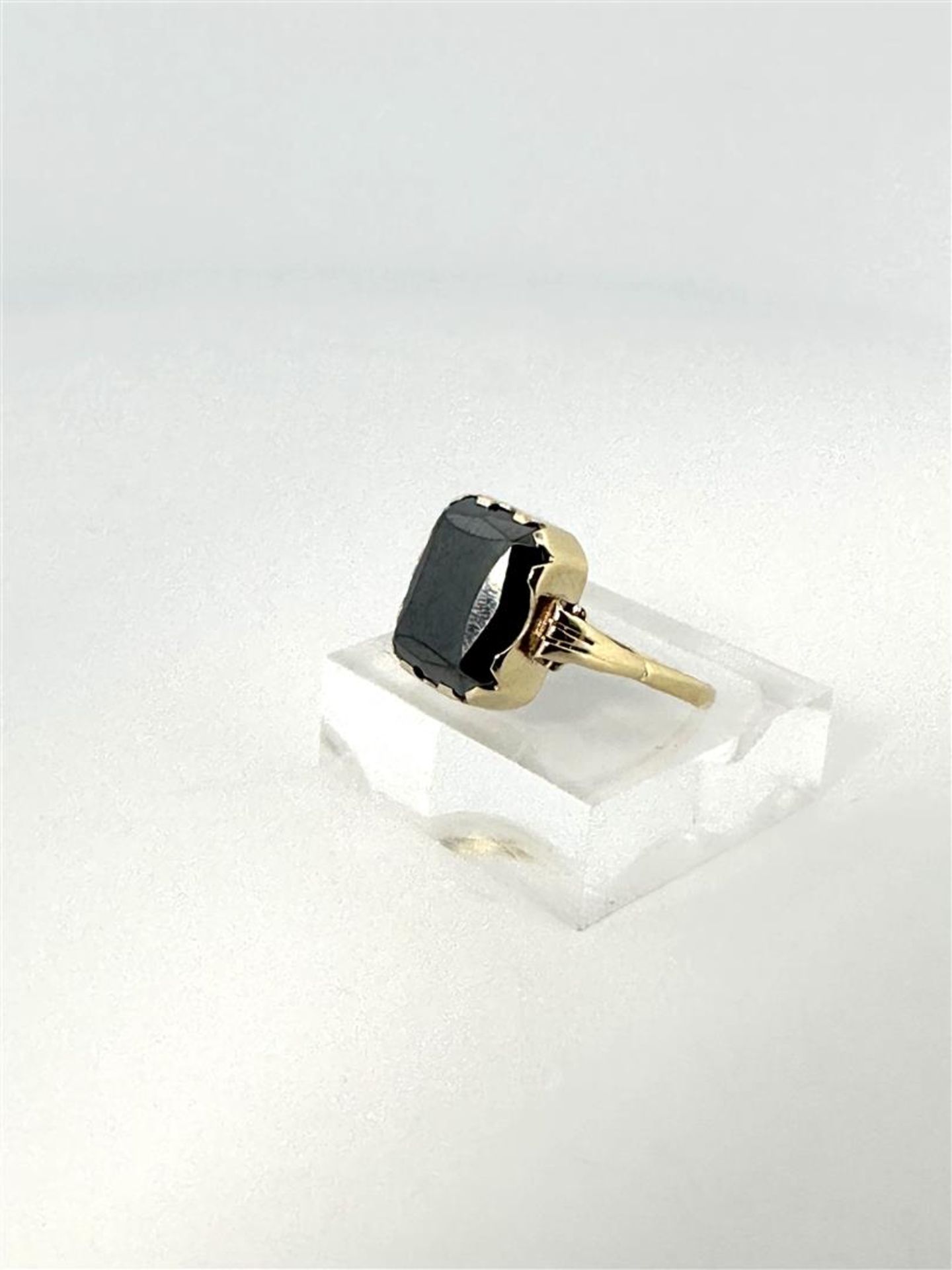 14kt yellow gold ring set with hematite.
The ring features a fantasy scissor cut hematite gemstone.  - Bild 2 aus 6