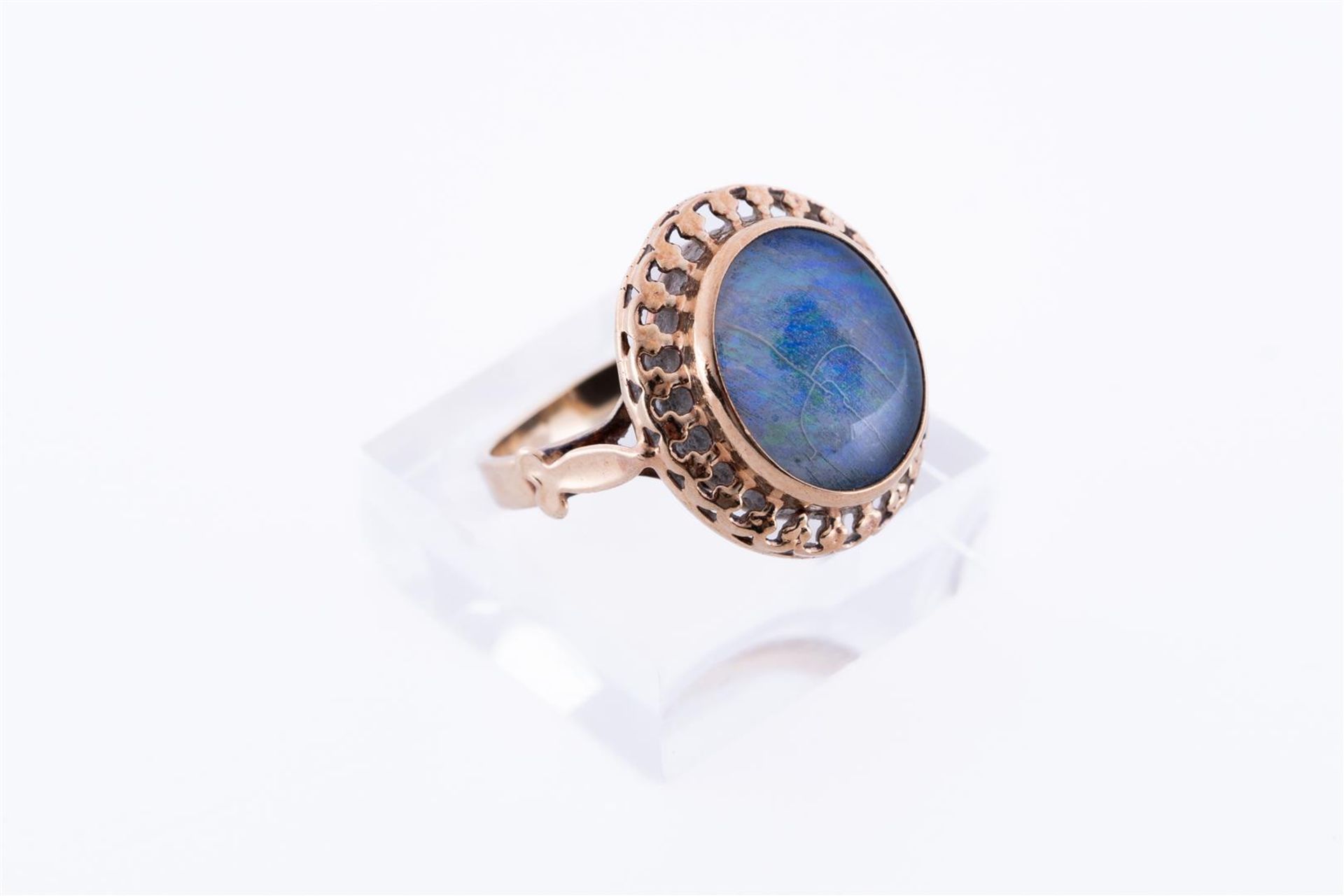9kt Yellow gold openwork ring set with a cabochon cut oval triplet opal.
Stone dimensions: approx. 1