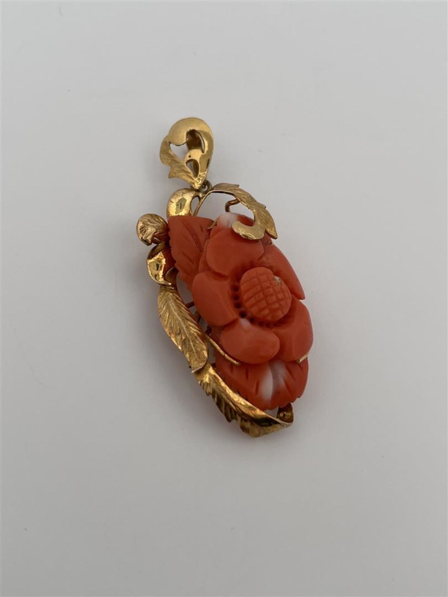 18kt yellow gold pendant set with carved coral.
The pendant is set with a beautiful carved coral in  - Image 4 of 4