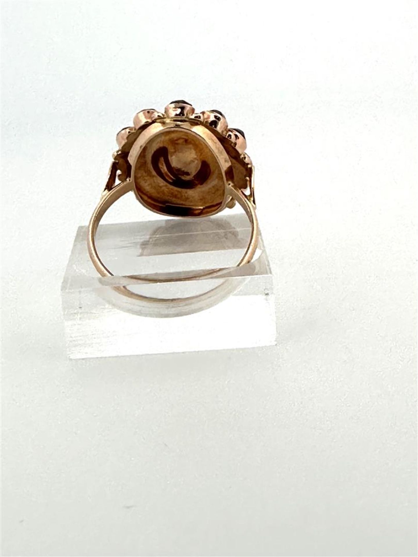 14kt rose gold cocktail ring set with garnet.
The underside of the head is completely closed, so no  - Bild 4 aus 5