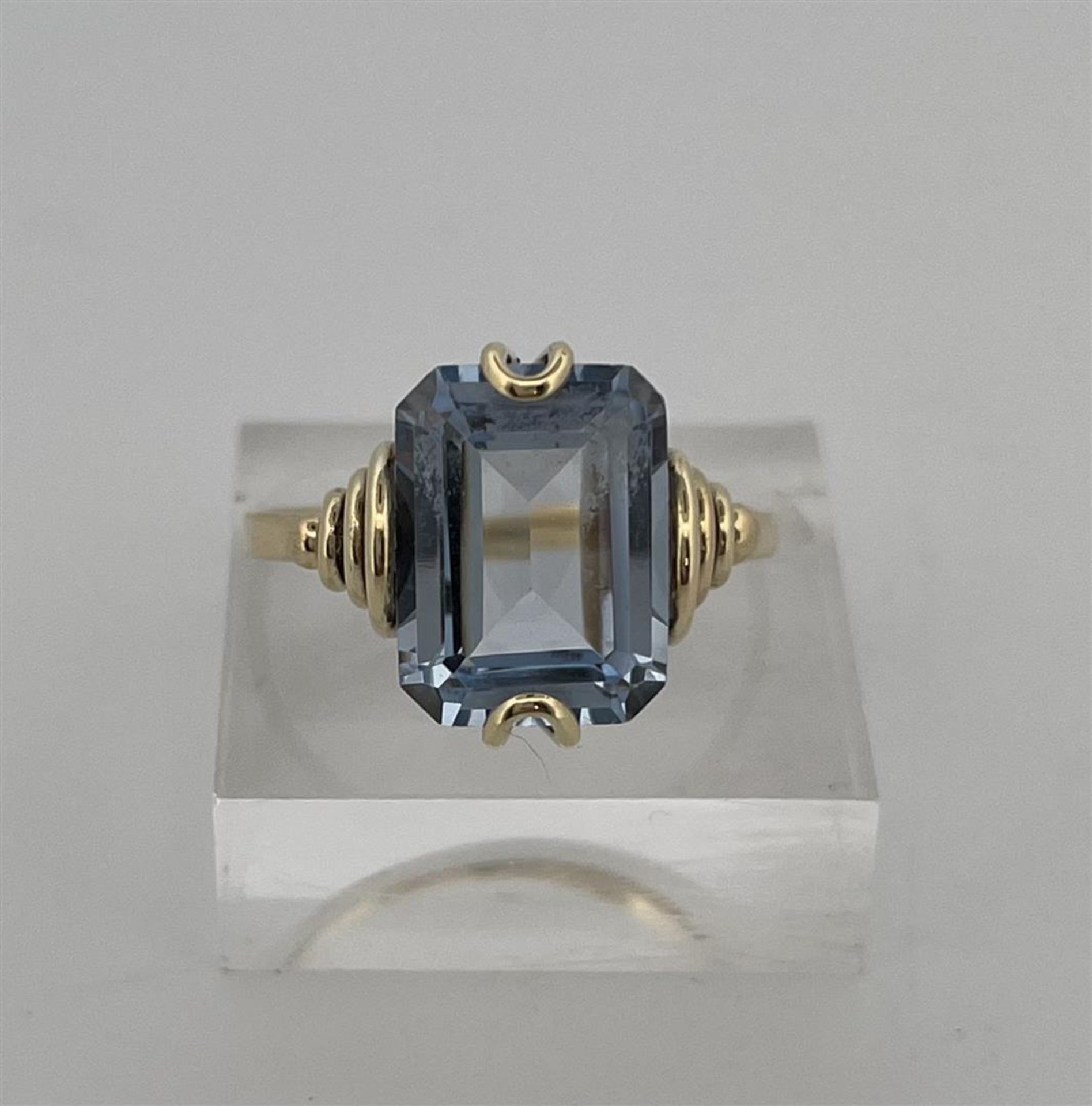 14kt yellow gold ring set with aquamarine.
The aquamarine isemerald cut measures approx. 11.8 x 8.9  - Image 5 of 11