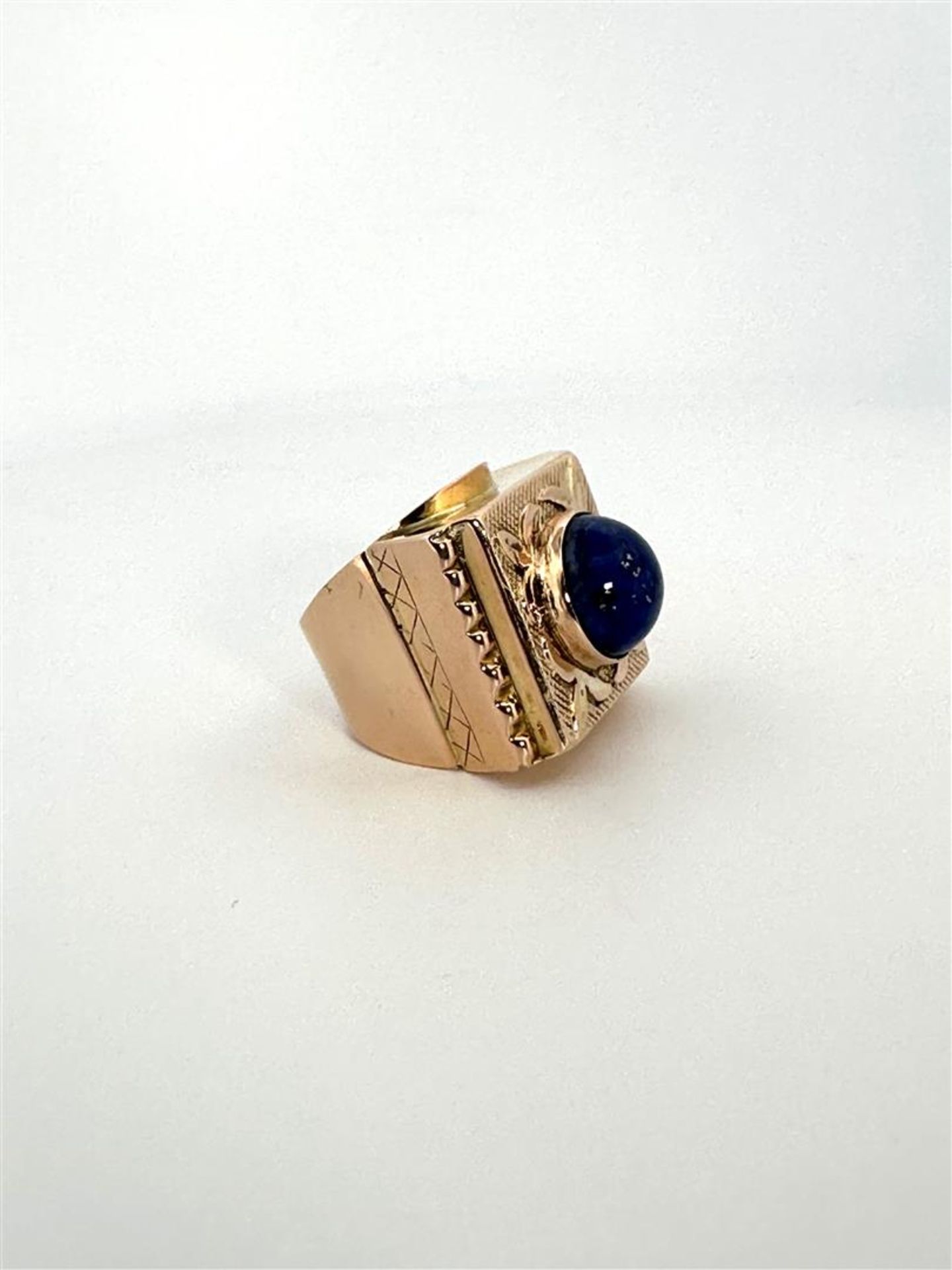 18kt yellow gold statement college ring set with Lapis Lazuli. 
The lapis lazuli is round and caboch - Image 2 of 4