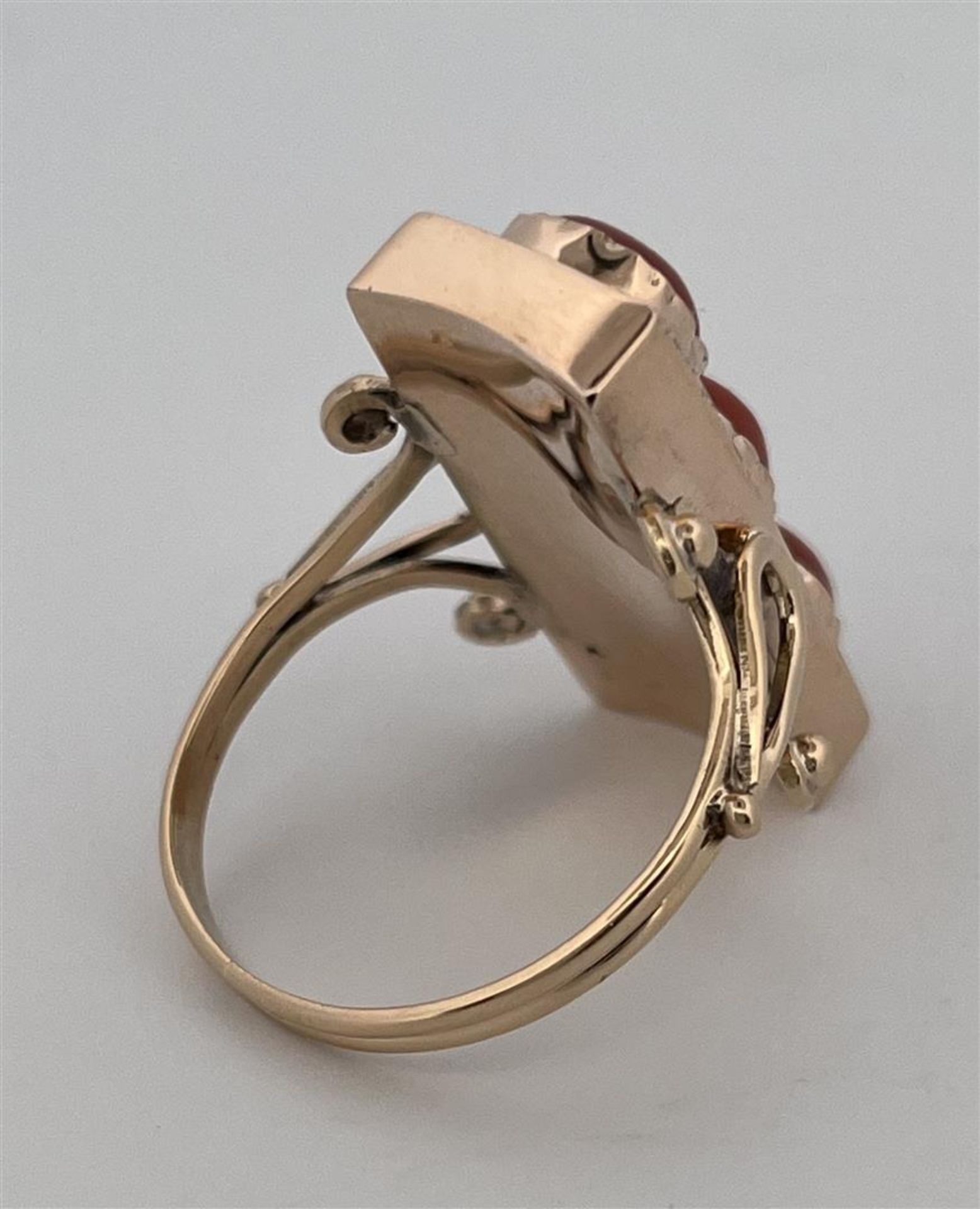 14kt yellow gold 3-stone ring set with red coral.
The ring is set with 3 round cabochon cut red cora - Image 7 of 7