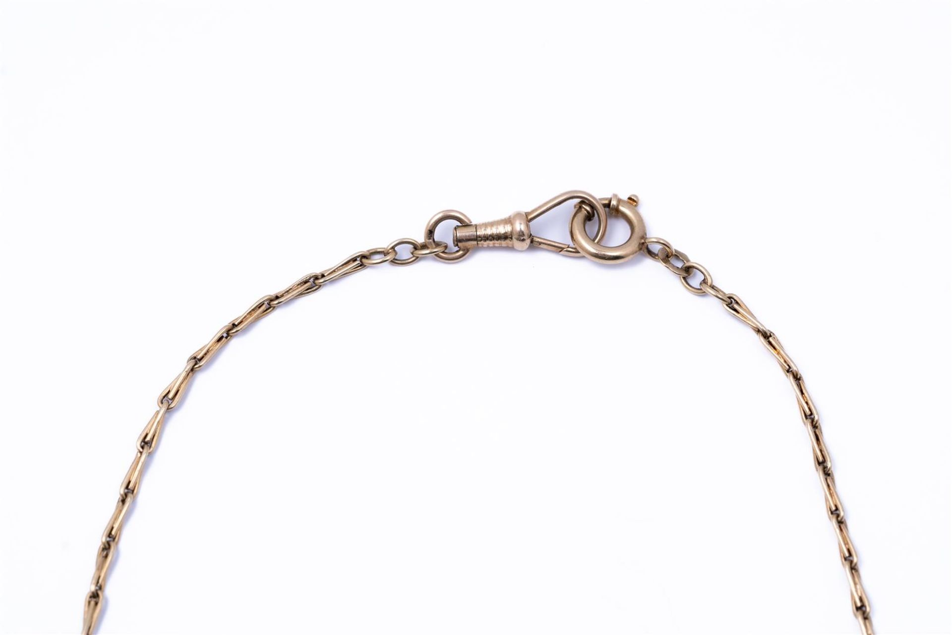 14kt Yellow Gold antique watch chain.
Length: 42 cm.
Weight: 8.9 grams.
Inspection marks are present - Bild 3 aus 3