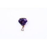 18kt Yellow gold pendant set with imitation amethyst, cut in a heart cut. 
Weight: 4.7 grams
Stone d