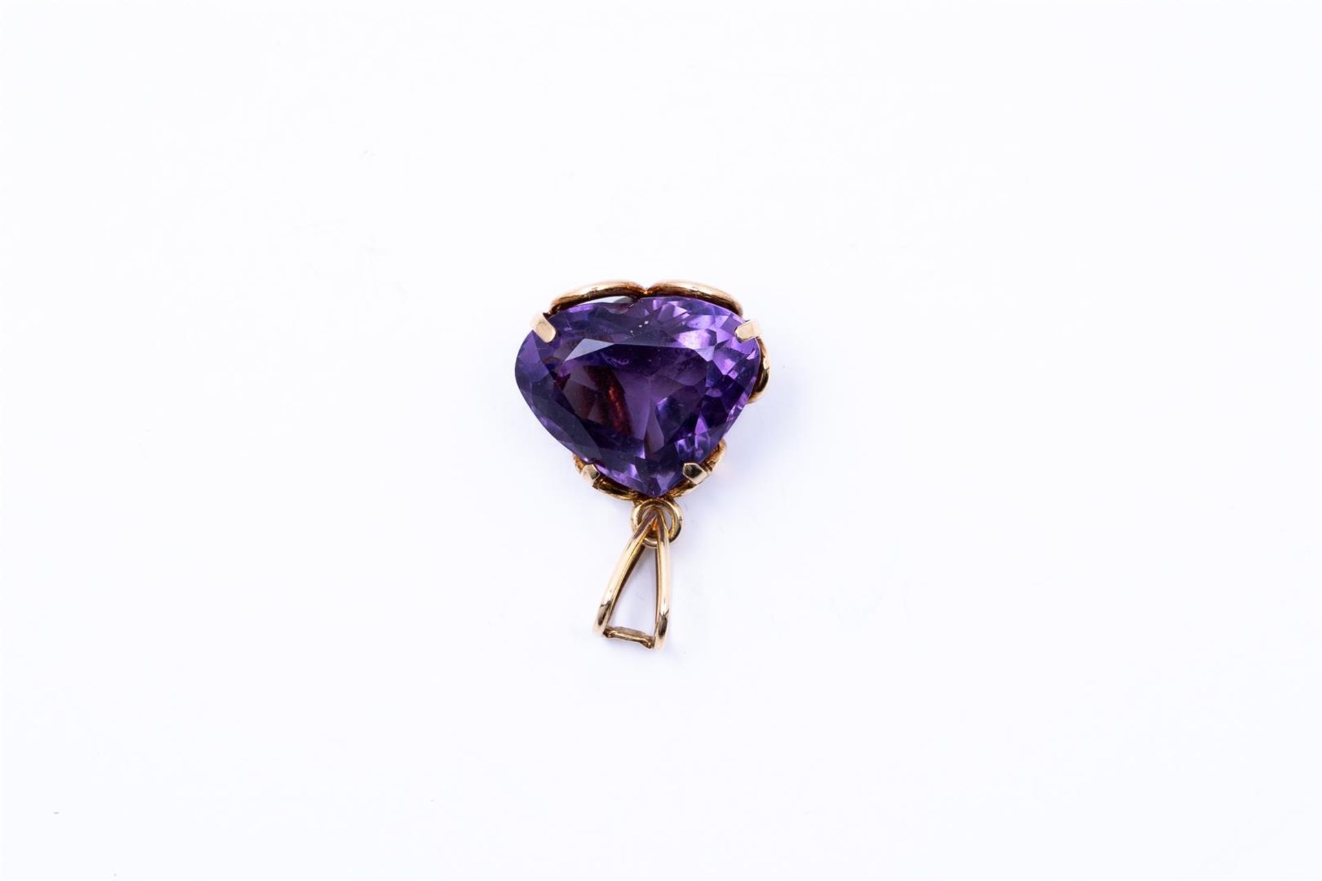18kt Yellow gold pendant set with imitation amethyst, cut in a heart cut. 
Weight: 4.7 grams
Stone d