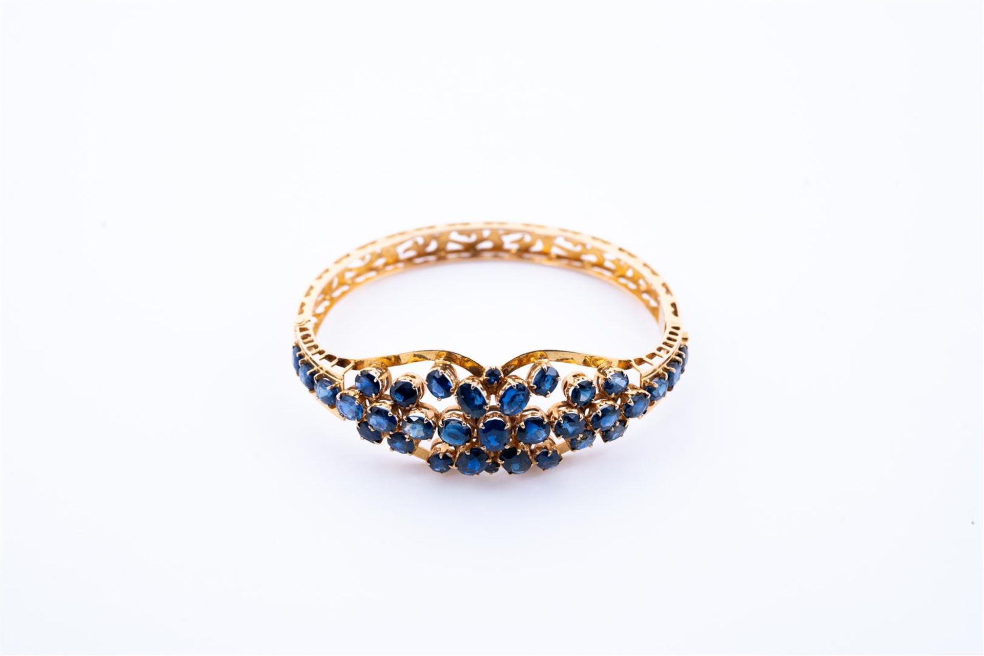 18kt Yellow gold cluster bracelet set with 33 blue sapphires. The bracelet has a beautiful openwork  - Bild 5 aus 6