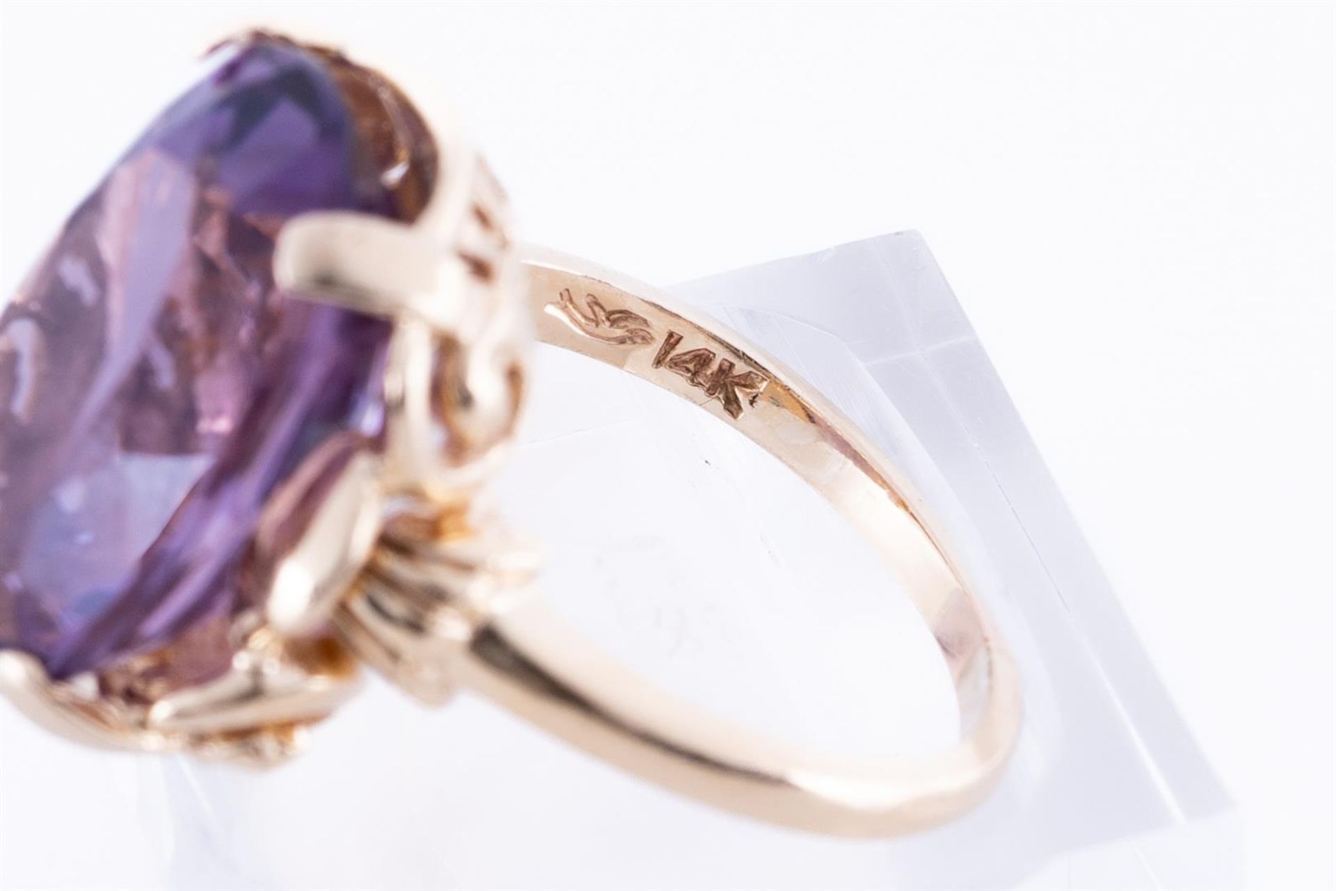 9kt Yellow gold statement ring set with one oval cut amethyst. 
Ring size: 55 / 17.25 mm.
Stone dime - Bild 4 aus 4