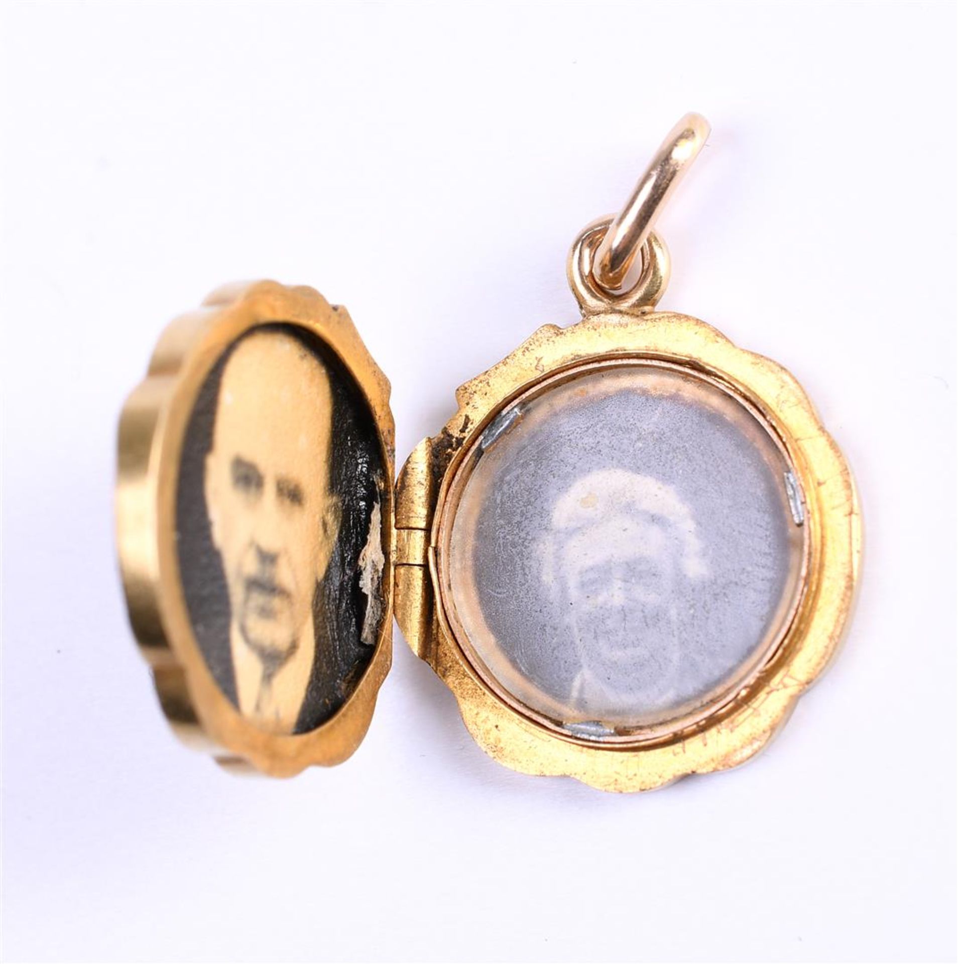 Art Noveau medallion photo pendant in 14 carat yellow gold, round with image of a woman's head set w - Image 2 of 4