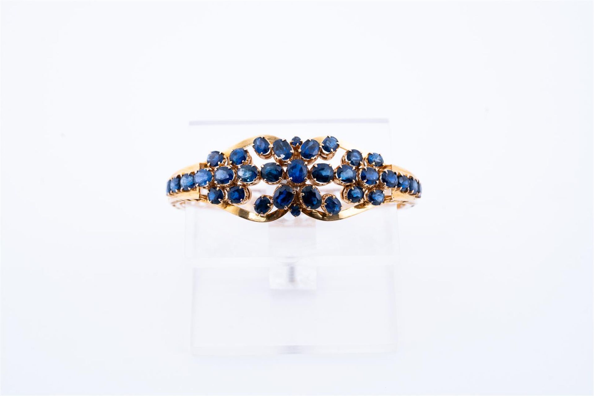 18kt Yellow gold cluster bracelet set with 33 blue sapphires. The bracelet has a beautiful openwork  - Bild 2 aus 6