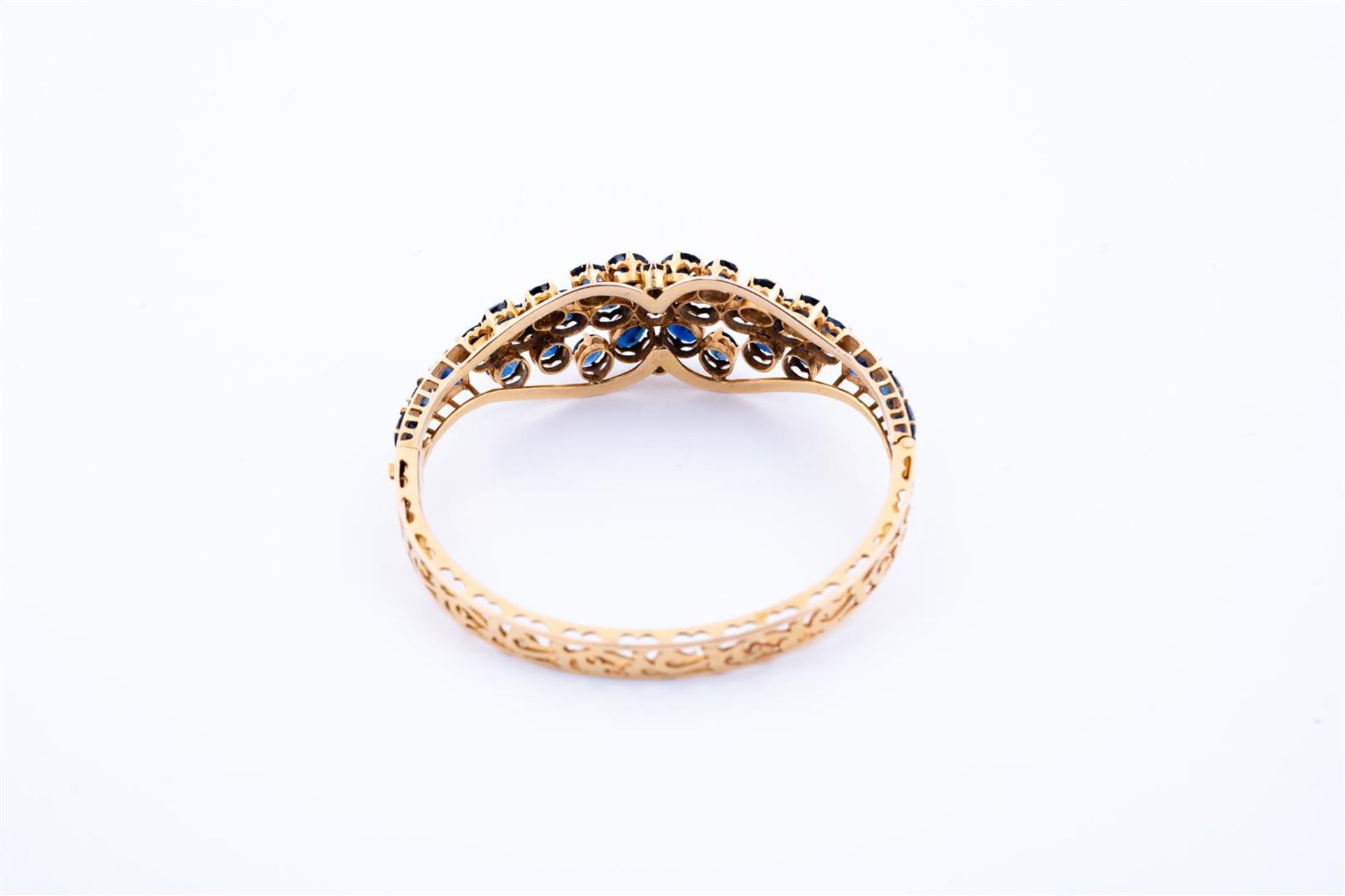 18kt Yellow gold cluster bracelet set with 33 blue sapphires. The bracelet has a beautiful openwork  - Bild 6 aus 6