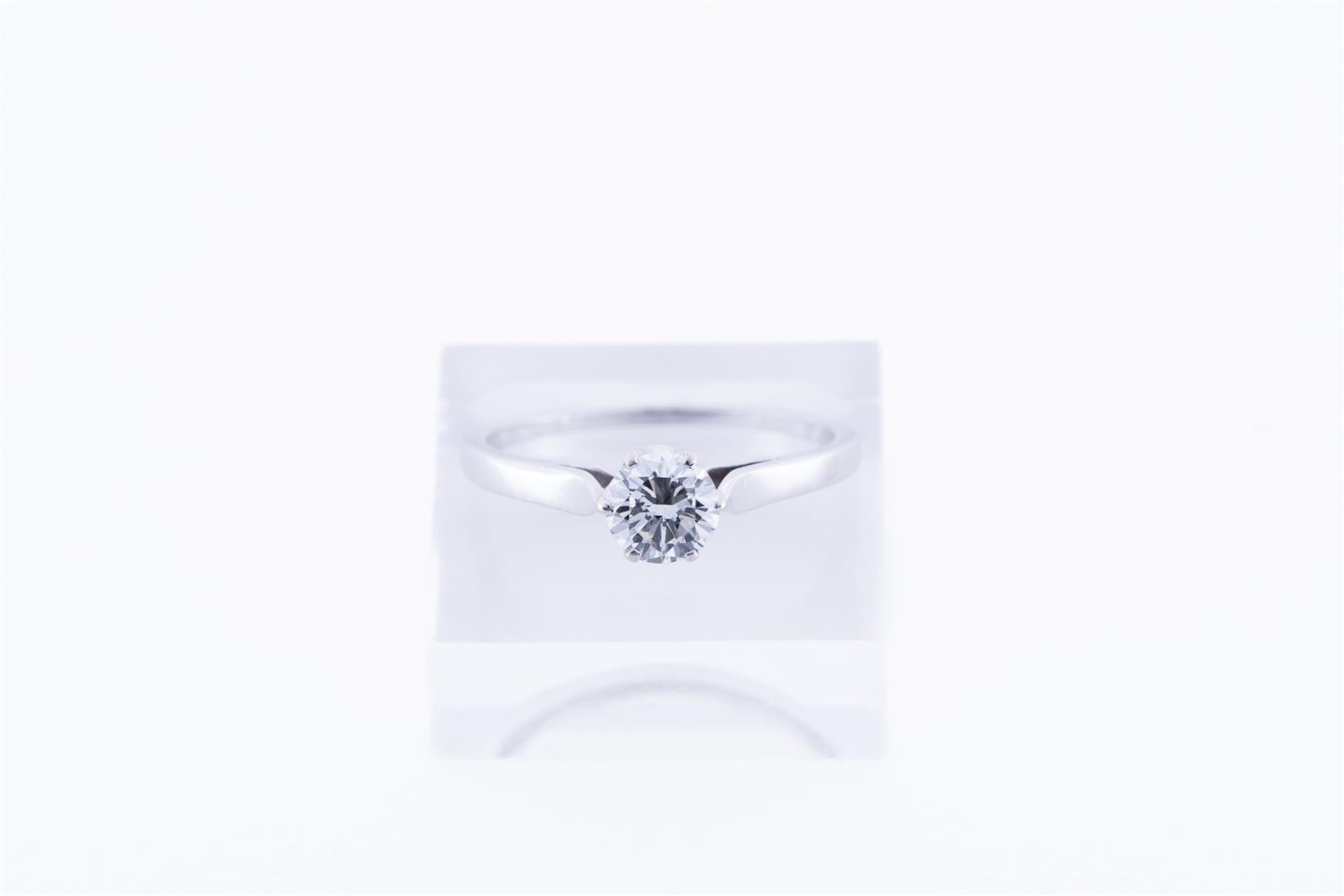 18kt white gold solitaire ring set with one brilliant cut diamond of approx. 0.50ct. 
Diamond qualit - Image 2 of 5