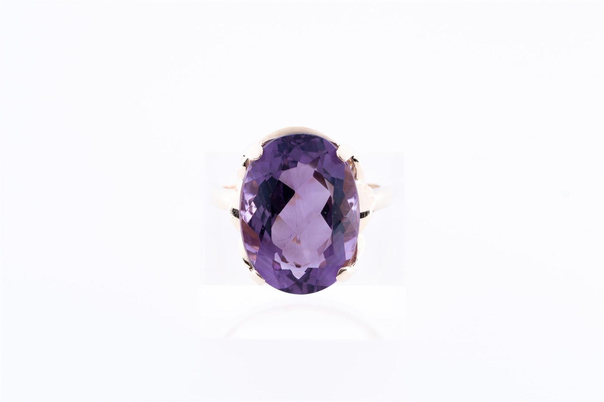 9kt Yellow gold statement ring set with one oval cut amethyst. 
Ring size: 55 / 17.25 mm.
Stone dime - Bild 2 aus 4