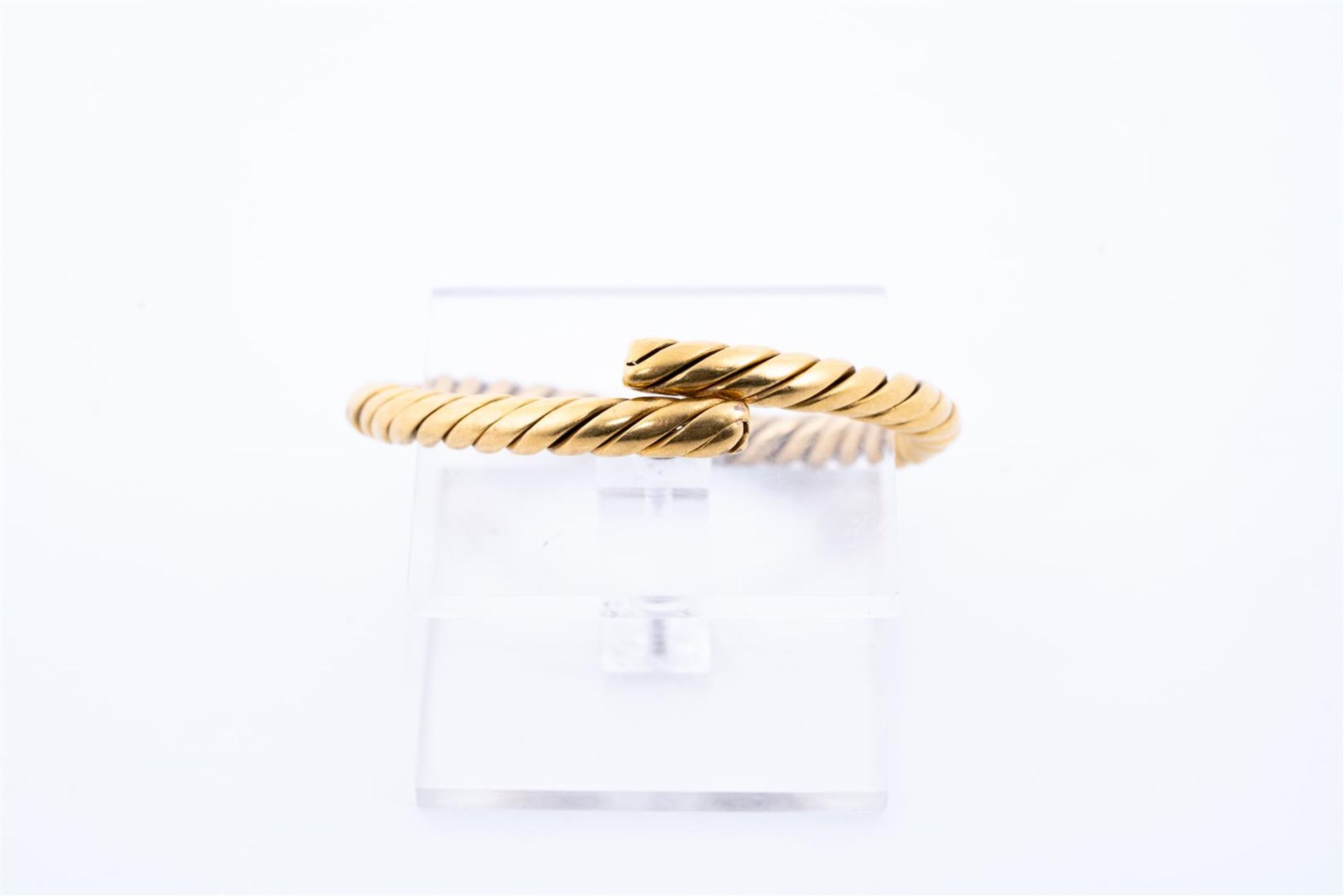 18kt yellow gold solid twisted slave bracelet / esclave / bangle from Indonesia.
The bracelet is sol - Image 2 of 5