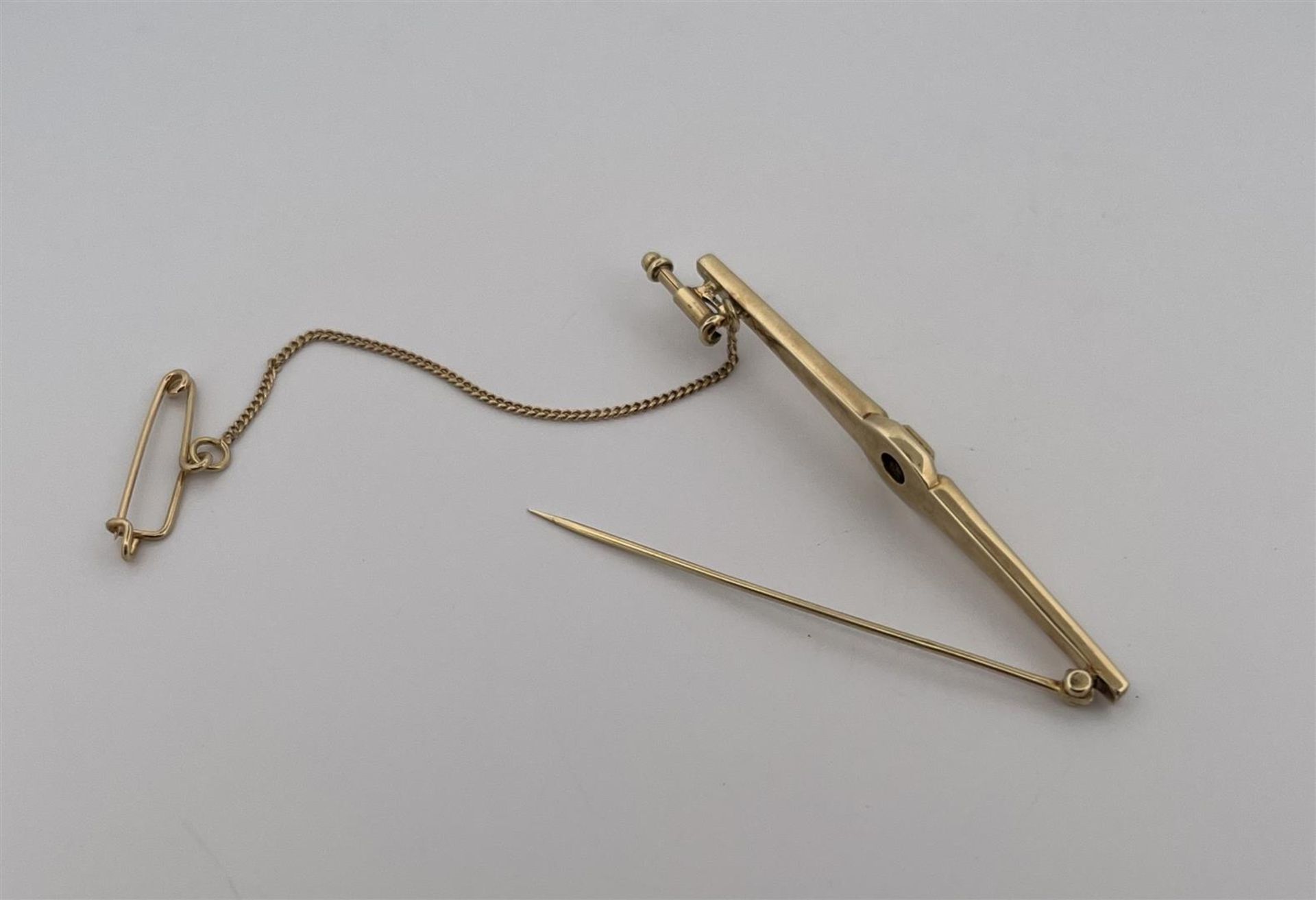 14kt yellow gold tie pin set with diamonds.
Beautiful tie pin with extra safety chain and pin, the t