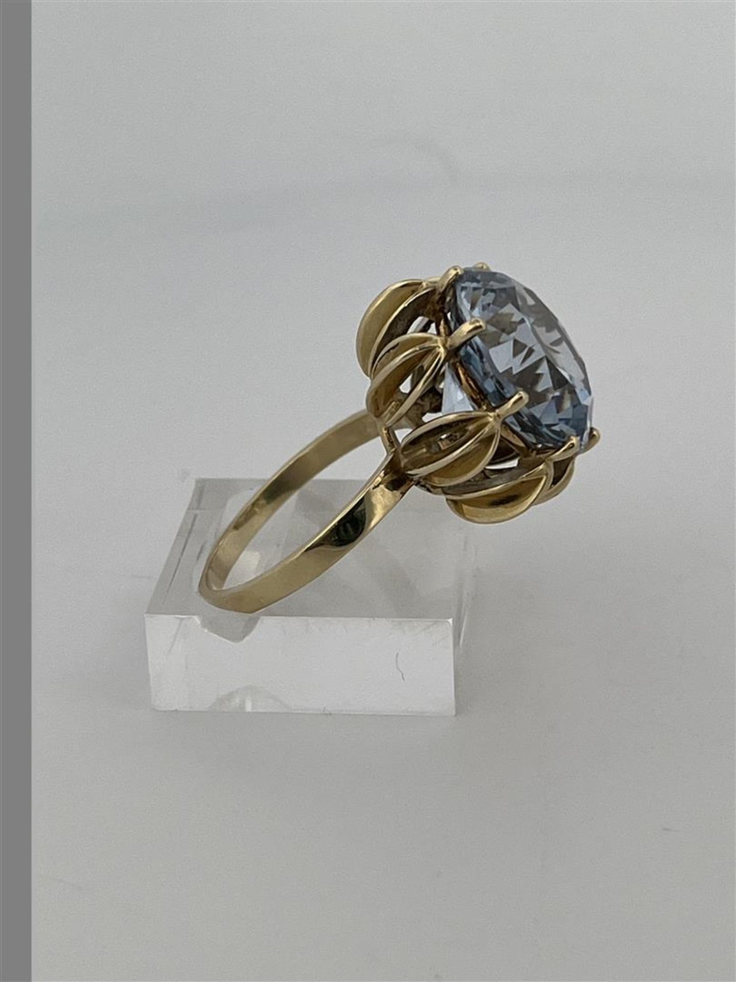 14kt yellow gold statement solitaire ring set with aquamarine.
The ring is set with a brilliant cut  - Bild 5 aus 8
