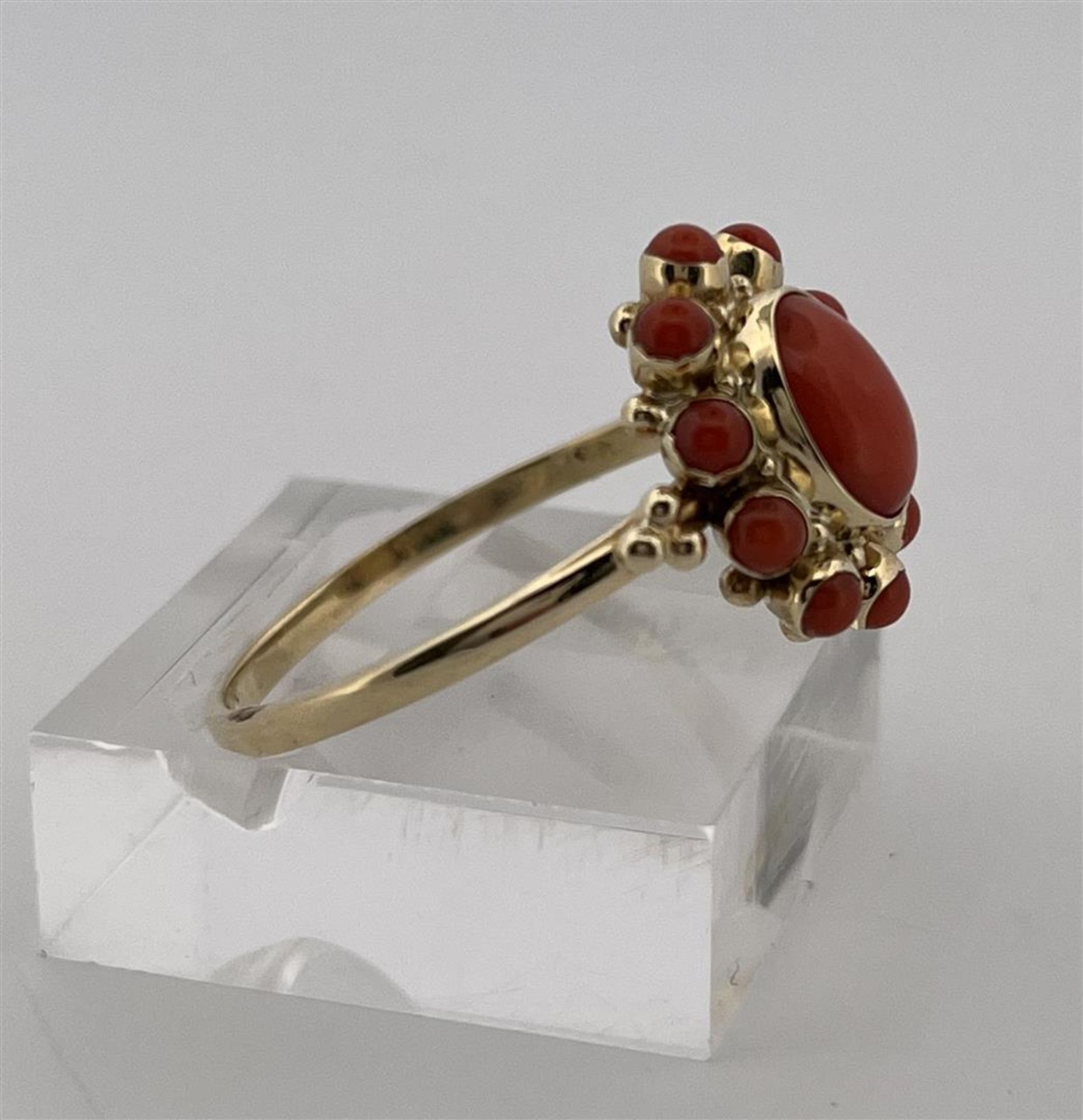 14kt yellow gold rosette ring set with red coral.
The ring is set with 1 central oval cabochon cut r - Image 7 of 7