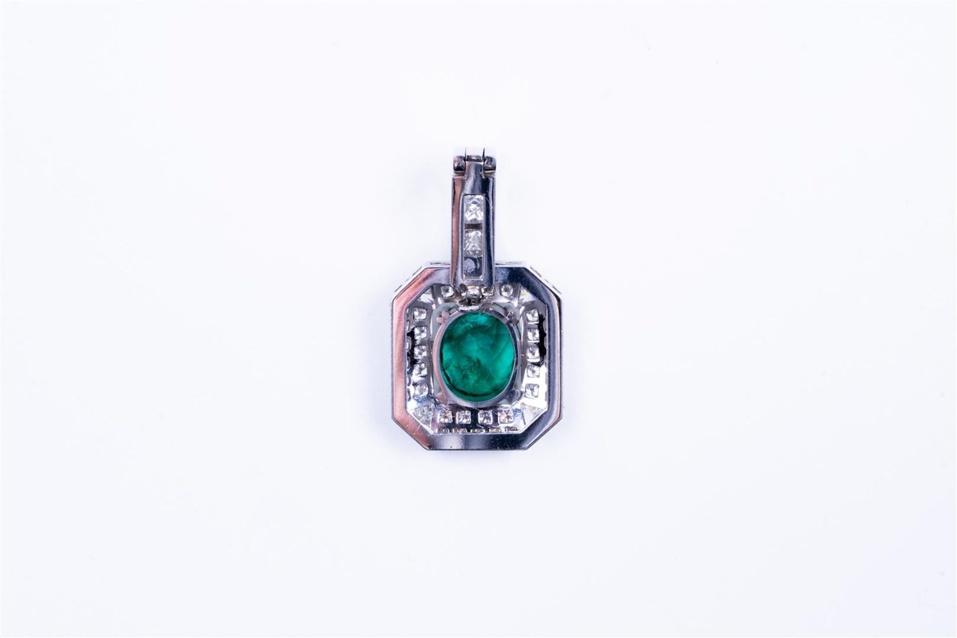 14kt white gold "art deco" pendant set with diamond and emerald.
This beautiful pendant is openwork  - Image 4 of 5