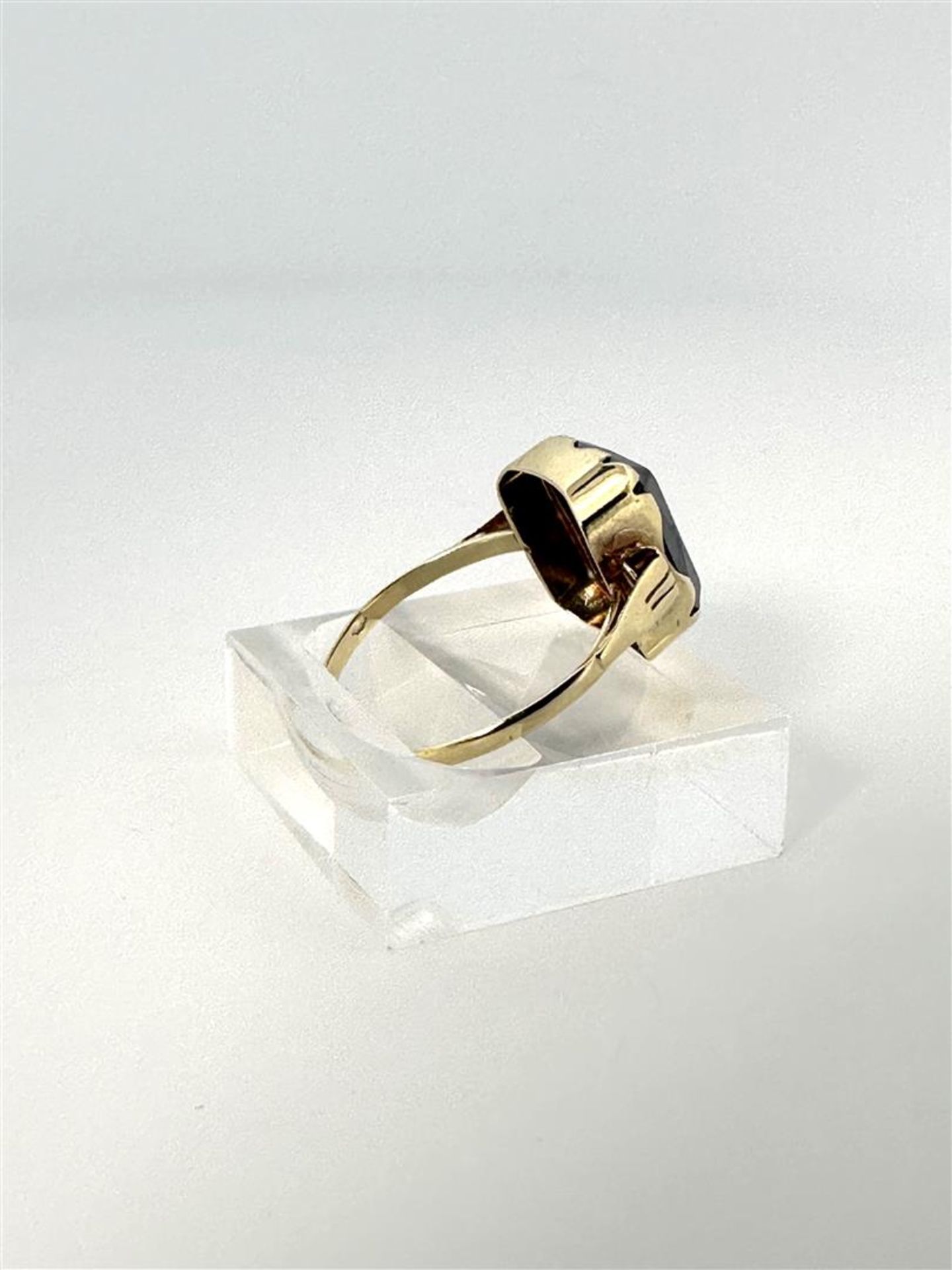 14kt yellow gold ring set with hematite.
The ring features a fantasy scissor cut hematite gemstone.  - Bild 4 aus 6