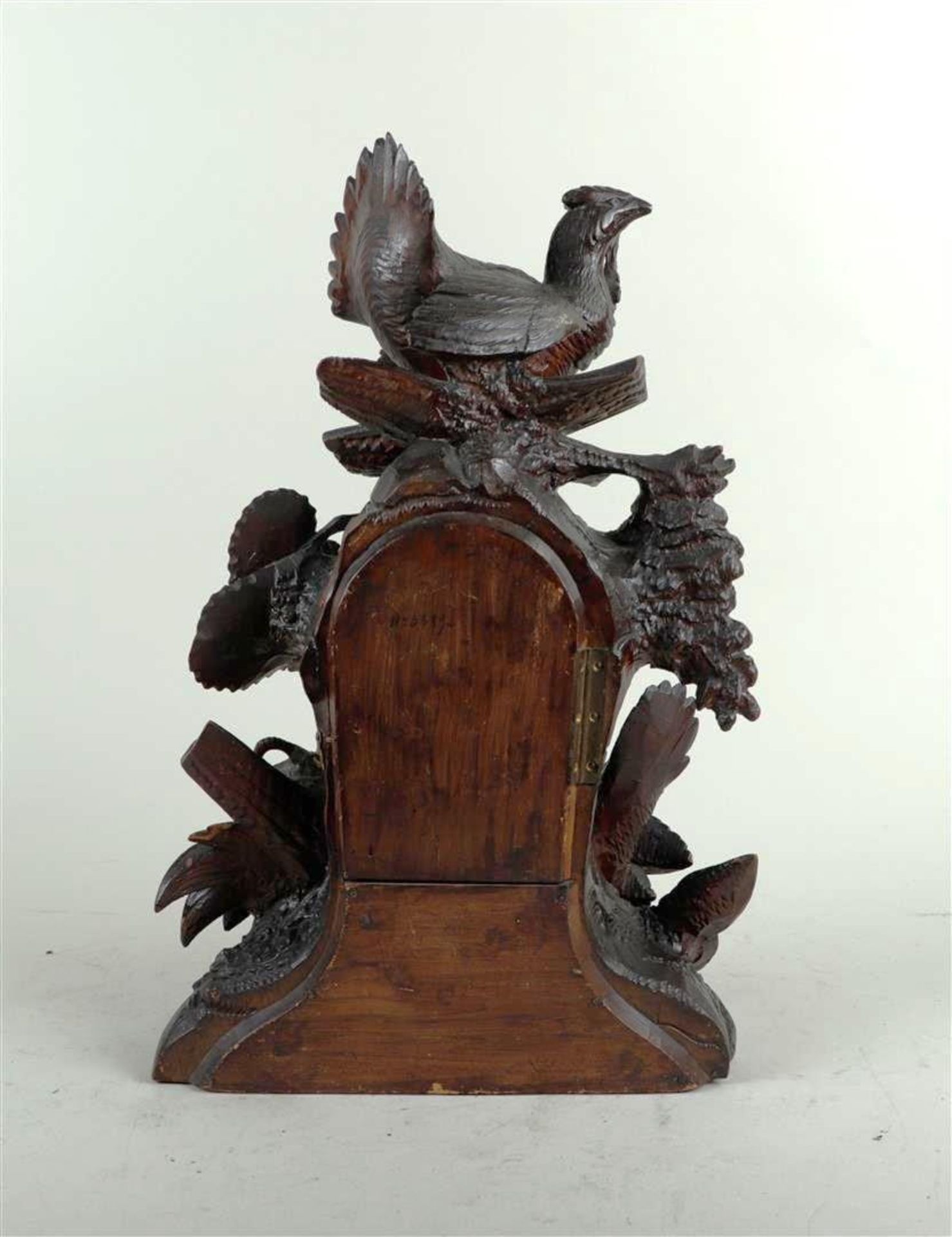 A wooden Garniture de Cheminée decorated with various birds. The clock flanked by flower vases, Schw - Bild 4 aus 7